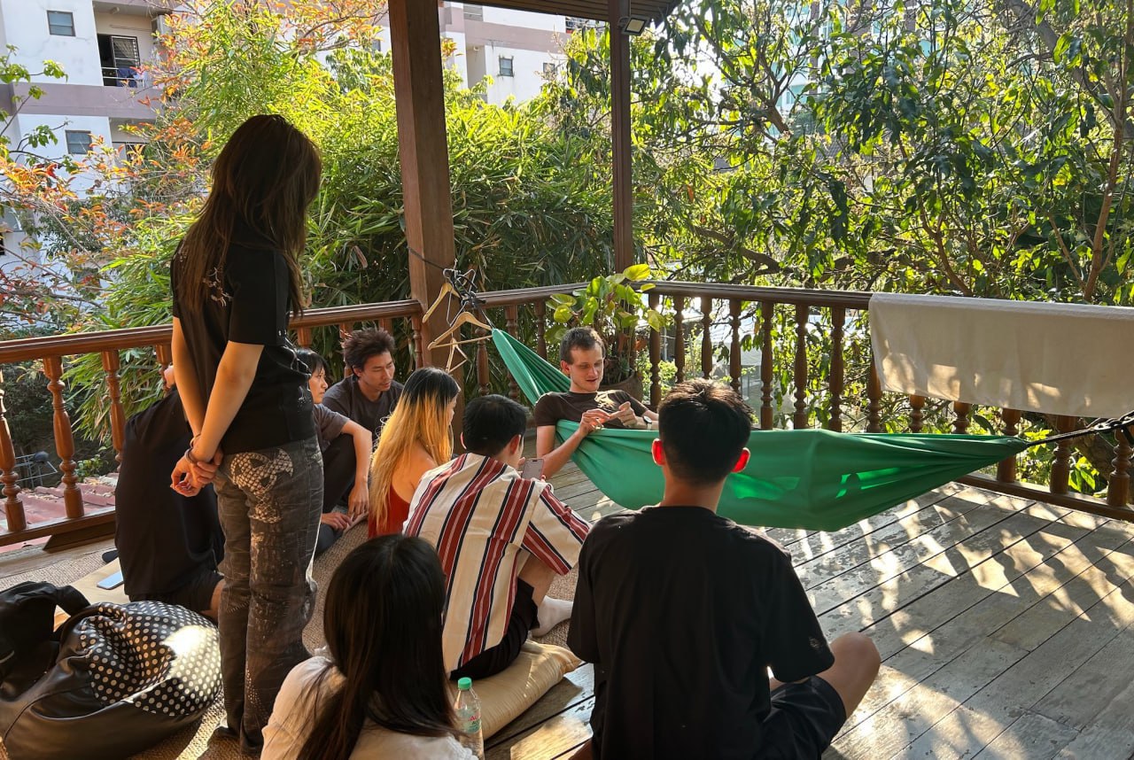 Виталик Бутерин поделился доходами Экс глава Ethereum сообщил что в минувшем году заработал порядка 70 000 долларов США торгуя на платформе Polymarket Его начальные вложения составили приблизительно 440 тысяч долларов Его подход носит название против безумия автор выявляет рынки подверженные эмоциональному ажиотажу и делает ставку на вероятность того что самые абсурдные сценарии попросту не сбудутся investing investing