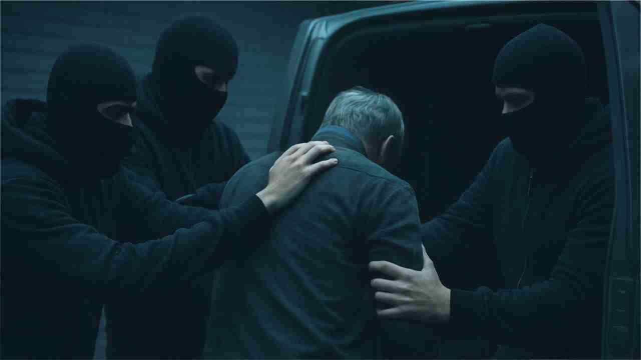 Крипто-богатства становятся опасными: отец похищен и изувечен В недавнем инциденте в Париже, отец криптомиллионера стал жертвой жестокого похищения, которое переросло в насилие. Злоумышленники, требующие несколько миллионов долларов в качестве выкупа, не только похитили его, но и нанесли увечья, отрезав ему палец. По имеющимся данным, похитители действовали дерзко и быстро, что говорит о их профессионализме и готовности идти на крайние меры. Ситуация обострилась, когда в Интернете начали появляться сообщения о криптовалютных преступлениях, среди которых это похищение стало самым резонансным. Эксперты подчеркивают, что подобные случаи поднимают вопросы безопасности для богатых инвесторов в криптовалюту. Как следствие, наблюдается рост обеспокоенности среди криптоинвесторов, которые теперь ищут способы защититься от подобных угроз. Возможно, эта трагедия будет важным сигналом для обращения внимания на безопасность и защиту активов. .