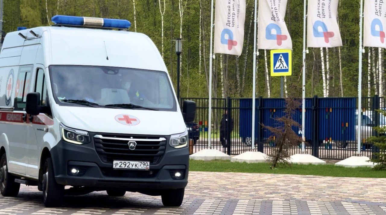 Врачи спасли 10-летнюю девочку от инсульта Во время обычного купания у девочки внезапно проявились симптомы: слабость в правых конечностях, асимметрия лица, нарушение речи и непонимание обращенных слов. Родители мгновенно вызвали скорую. Результаты КТ исключили кровоизлияние, а МРТ выявило опаснейшее состояние — полную закупорку левой внутренней сонной артерии крупным тромбом. У девочки оказался обширный ишемический инсульт левого полушария мозга, если не оказать помощь, ребенок может остаться тяжелым инвалидом, вплоть до летального исхода. Если такой пациент попадает в больницу в первые 4,5 часа после появления симптомов, есть возможность быстро восстановить кровоток. К счастью, благодаря оперативности родителей и слаженной работе команды, девочка была доставлена через два часа после появления симптомов. Мы успели провести тромболизис — медикаментозную процедуру растворения тромба. Это спасло ребенка от тяжелой инвалидности или даже смерти. — рассказала заведующая отделением неврологии Нина Маслова. Сейчас с девочкой все хорошо, она проходит восстановительную терапию в неврологическом отделении.