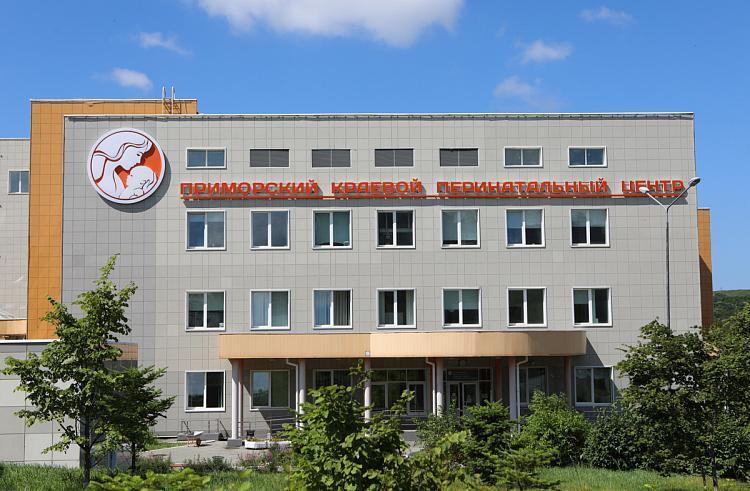 На этой неделе в женской консультации Приморского краевого перинатального центра на учёт по беременности встала пациентка, которая ожидает рождение уже седьмого малыша! Молодой мамочке всего 38 лет, но она уже воспитывает шесть малышей: четырёх мальчиков и двух девочек. «Всегда с мужем хотели большую семью и вот мы уже ожидаем седьмого малыша. Очень рада, что наблюдаюсь в перинатальном центре, здесь очень заботливые и внимательные врачи», - сказала пациентка. Срок беременности сейчас составляет 16 недель. Врачи тщательно следят за состоянием здоровья мамочки и малыша, всё проходит хорошо. Желаем пациентке крепкого здоровья и счастья ей и её семье.