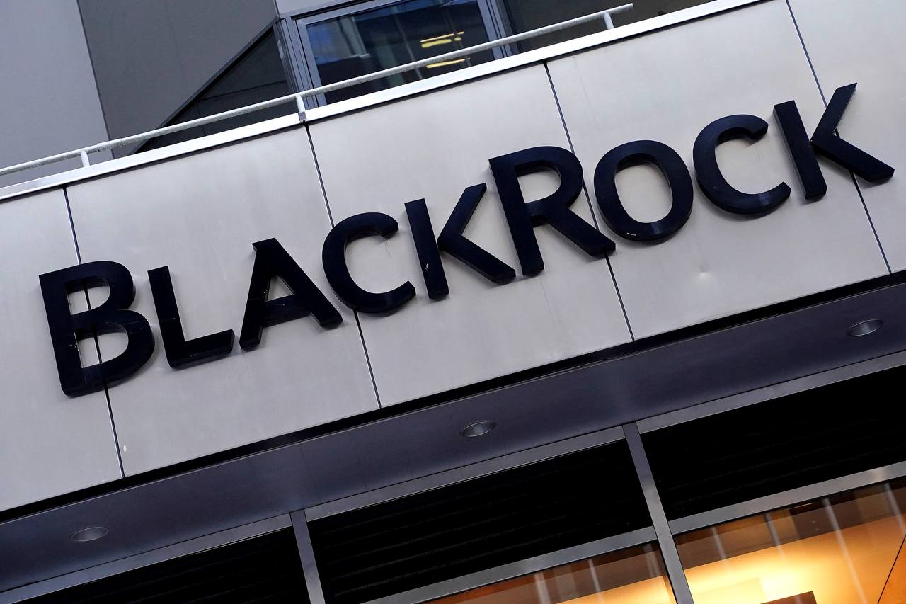 Стратегия BlackRock и Майкла Сейлора теперь держит в совокупности 1 297 325 биткоинов на сумму 140,8 МИЛЛИАРДОВ долларов.  Это примерно 6,18% от общего предложения BTC