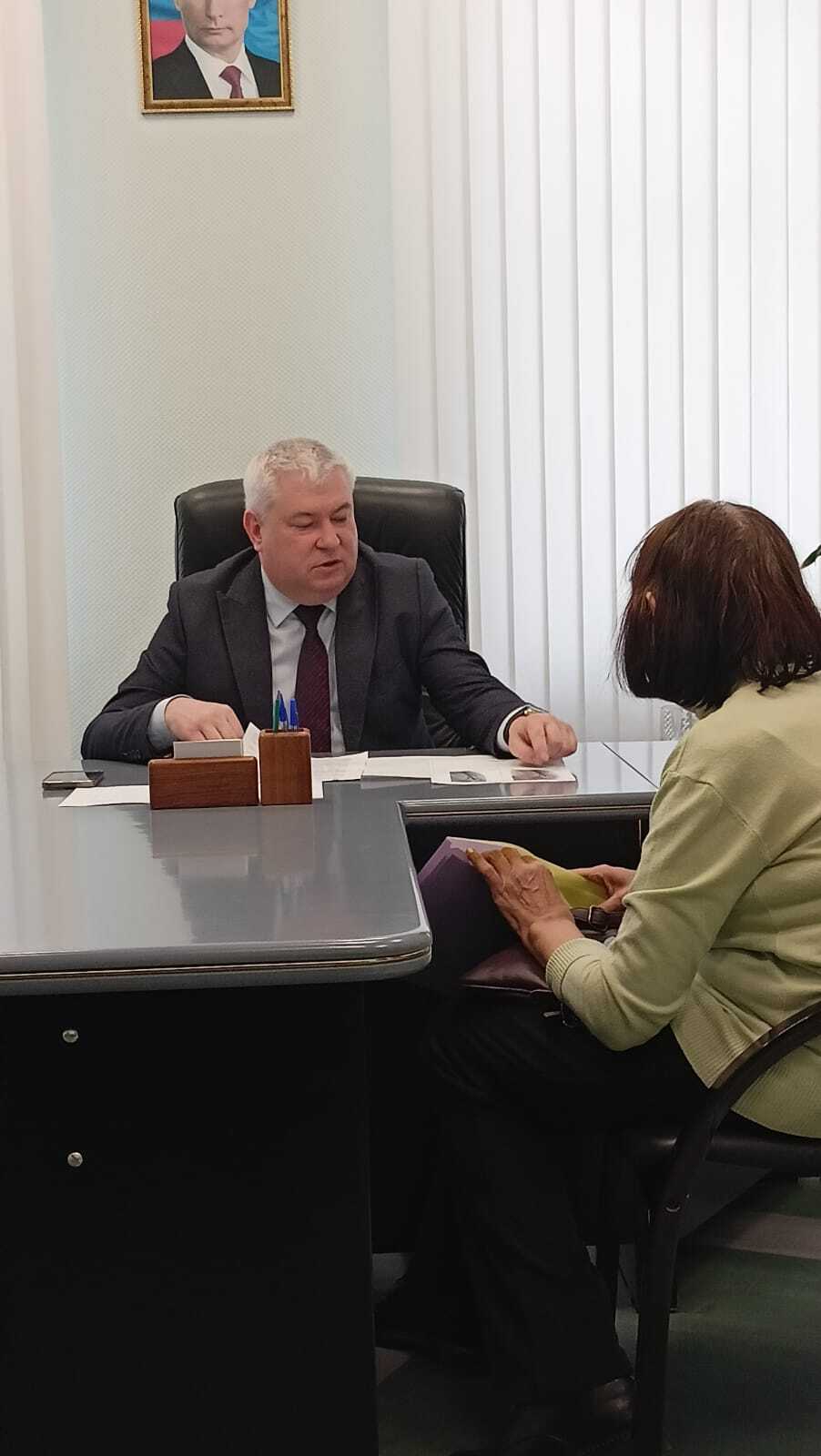Министр здравоохранения Владимир Дудаков провел личный прием граждан в Правительстве Саратовской области На прием пришли два человека На приеме присутствовали руководители профильных направлений, главные врачи лечебных учреждений Заявители обратились с вопросами организации медицинской помощи. «Востребованность приемов доказывают их эффективность, а их регулярность дает возможность всем, кто сталкивается со сложностями, решить их оперативно и своевременно. Каждому заявителю в ходе приема были даны разъяснения и рекомендации, некоторые вопросы были решены сразу», - подчеркнул Владимир Дудаков.