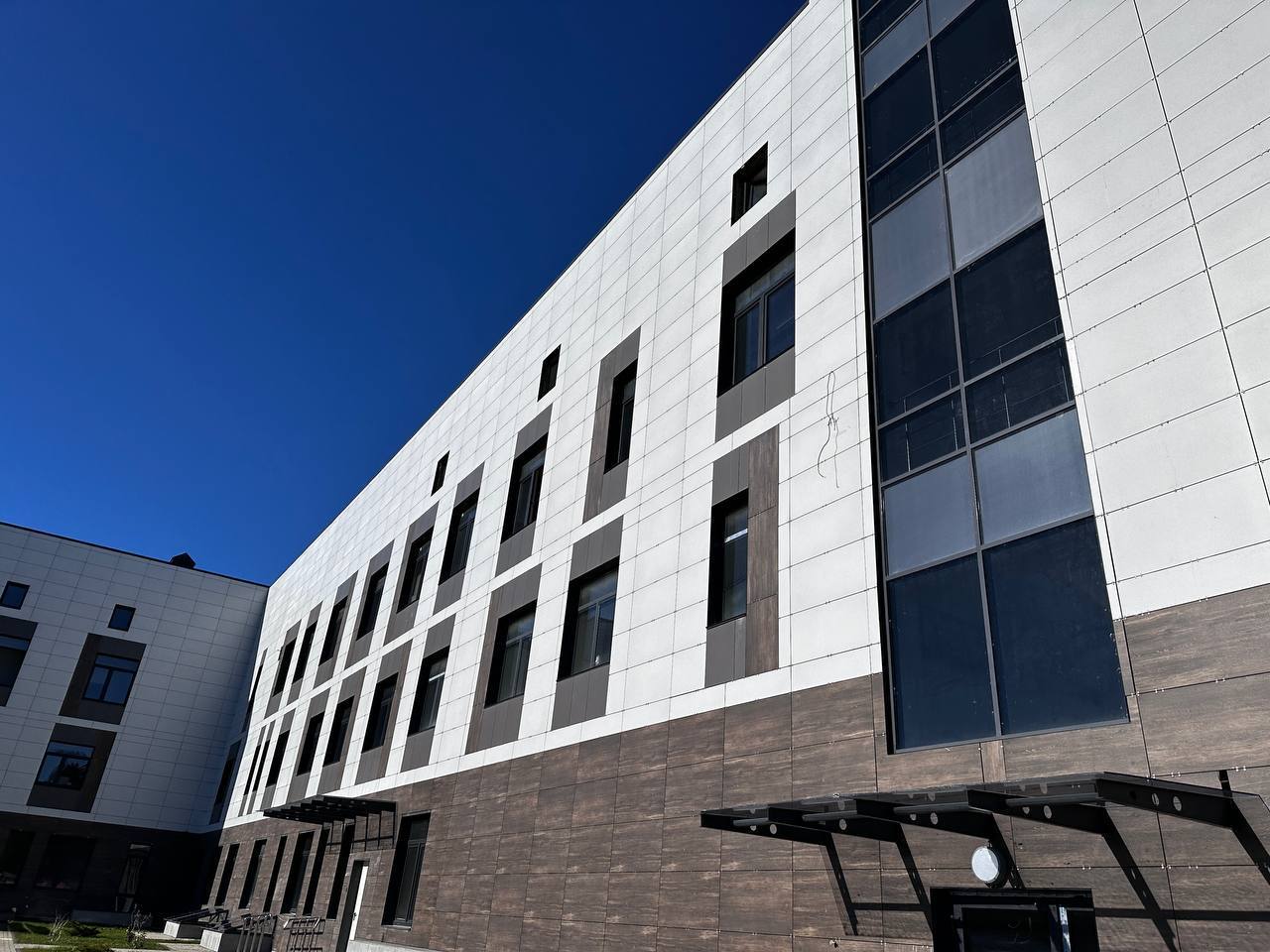 В Кисловодске завершается строительство нового корпуса городской больницы на ул. Кутузова. В здании разместят 10 операционных по профилям: травматология, офтальмология, гнойная хирургия, оториноларингология, урология и кардиология. Кроме того, предусмотрено размещение отделения общей реанимации и интенсивной терапии, блока ангиографической операционной, а также помещения приемного отделения и тамбура для машин скорой помощи. В учреждении оборудуют 24 реанимационные койки: 6 кардиологических, 6 неврологических и 12 коек общего профиля. Медучреждение строится с учетом современных стандартов качества в рамках госпрограммы РФ «Развитие здравоохранения». Средства на реализацию проекта выделены из федерального и краевого бюджетов. В 2025 году в Ставропольском крае ведется строительство пяти медучреждений, в том числе в рамках нацпроекта «Продолжительная и активная жизнь».