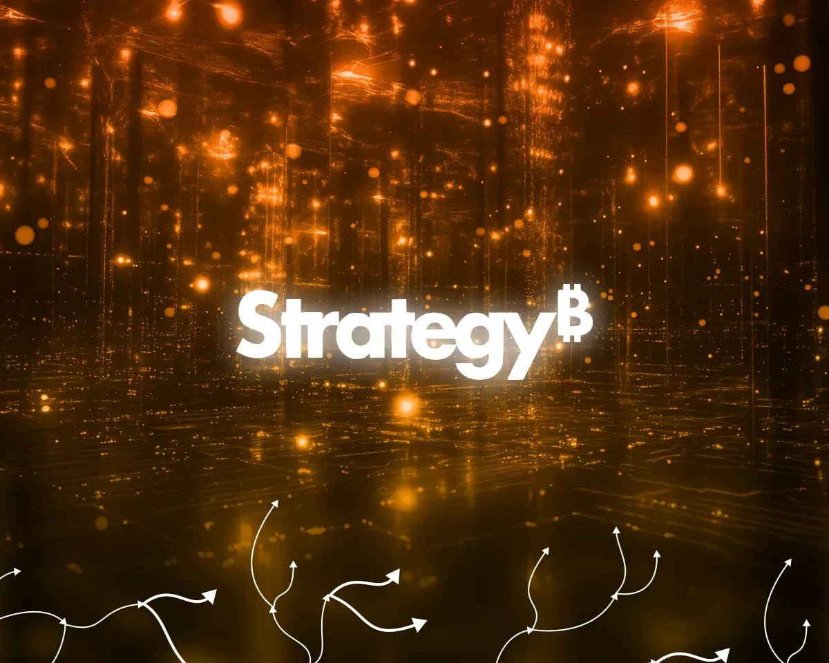 Миллиардные покупки биткоина компанией Strategy практически не оказали долгосрочного влияния на его стоимость, говорится в исследовании TD Cowen. В среднем покупки составляют около 3,3% от недельного объема торгов и слабо зависят от колебаний цен, отметили аналитики. В случае исключения из выборки восьми недель, когда корпорация взяла паузу, показатель вырос до ~8,4%. Коэффициент корреляции между еженедельным объемом покупок биткоина Strategy и ценой актива в конце недели составил всего 25%. Вывод опровергает популярную среди скептиков теорию о том, что действия корпорации поддерживают котировки первой криптовалюты и что без постоянного спроса на нее курс будет падать. Новости AI YouTube