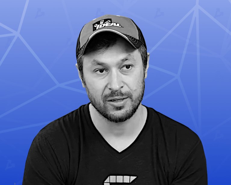 Битва за мета-блокчейн: кто первым выведет цепочку на новый уровень? На горизонте блокчейн-инноваций замаячила новая идея: мета-блокчейн, предложенная сооснователем Solana — Анатолием Яковенко. Концепция предполагает хранение данных в разных цепочках — от Ethereum до Solana — с последующим объединением их в одну последовательность через глобальные правила. «Это позволит использовать наиболее выгодное в момент доступное предложение», — отметил он. Главный вопрос: как соединить цепочки так, чтобы не запускать собственную сеть? Это не совсем пир2пир, как в торренте, но нечто большее — глобально согласованное правило, построенное на проверенных цепочках. Однако реализация идеи столкнулась с критикой. Операционный директор Celestia Labs, Ник Уайт, предостерегает: «Мультиплексоры DA не прибавят пользы — сложность и расходы нарастут, а выигрыш мизерный». В то же время, Кевин Ван из Nervos Network видит будущее: он уверен, что мультиплексоры не уйдут в прошлое.