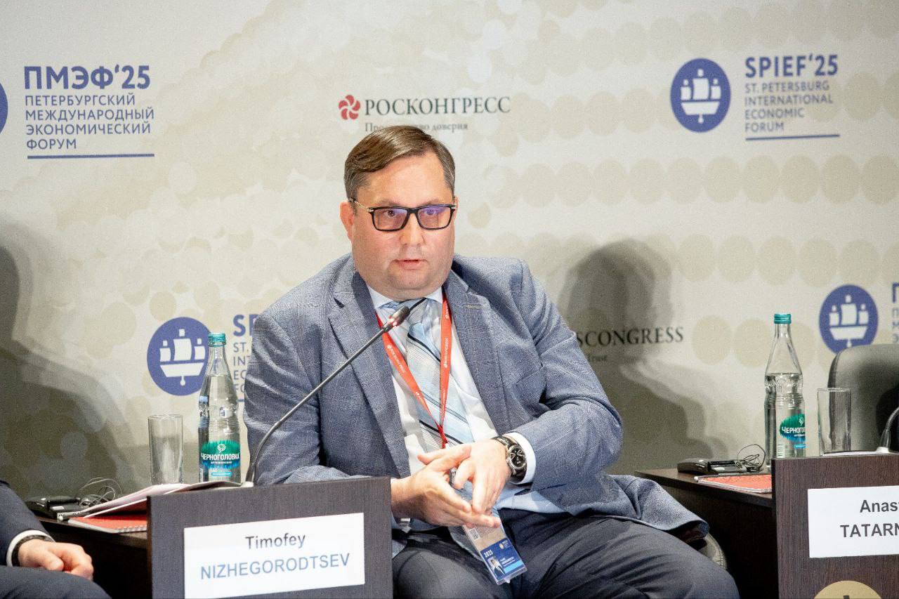 Инновационные препараты должны войти в ЖНВЛП для ускорения развития фармотрасли Такую позицию высказал заместитель руководителя СЛУЖБЫ Тимофей Нижегородцев, выступая на V Российском фармацевтическом форуме «Лекарственная безопасность». По мнению Нижегородцева, для обновления перечня важно одновременно выводить из него устаревшие и дорогостоящие аналоги и отдавать предпочтение препаратам с наилучшим сочетанием экономической и терапевтической эффективности. Кроме того, в интересах дальнейшего развития фармотрасли необходимо: 1 Расширять инновационную клиническую практику. 2 Сохранять и поддерживать стабильное производство базовых для здравоохранения лекарств. 3 Продолжать придерживаться ответственного подхода к ценообразованию и обеспечивать защиту интеллектуальной собственности добросовестных участников рынка.