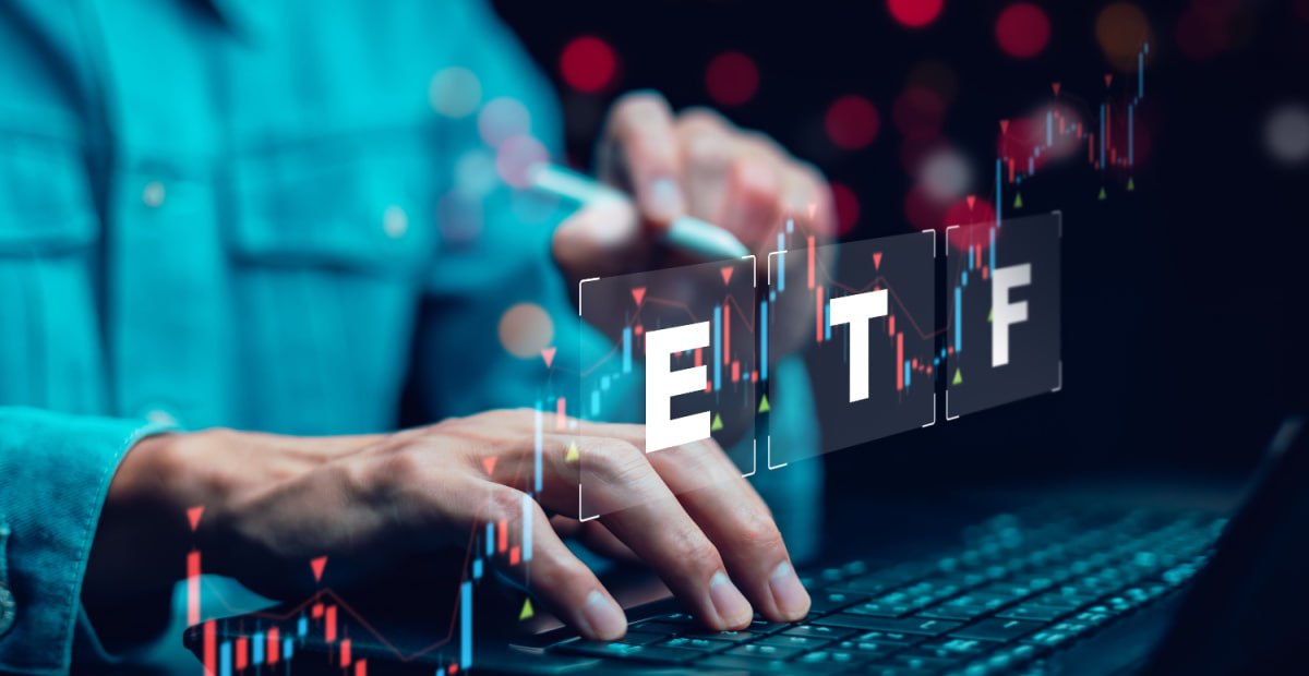 Аналитик Bloomberg ETF Эрик Балчунас предсказал приближение сезона одобрения биржевых фондов по альтам "Altcoin ETF Summer" , причем фонд на основе Solana, вероятно, станет первым, получившим одобрение на создание спотового ETF-фонда. Согласно данным аналитиков Bloomberg Intelligence, вероятность утверждения фонда на основе Solana составляет 90%, аналогичная цифра и у Litecoin, тогда как у XRP показатель чуть ниже — 85%. Наши ссылки Торгуем на Bybit Торгуем на BingX Pro Energy