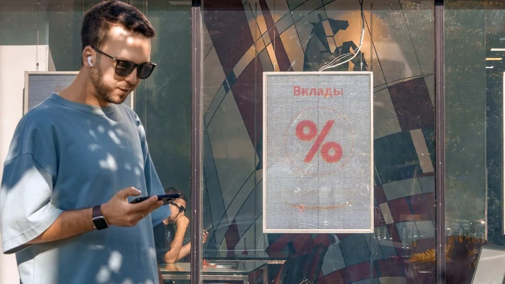 Если в 2024 году ставки по вкладам росли намного быстрее, чем ключевая ставка ЦБ, то сейчас на рынке обратная ситуация. Регулятор очень осторожно переходит к циклу смягчения денежно-кредитной политики, предупреждая, что риски негативных сценариев в экономике по-прежнему высоки. Однако средние ставки по вкладам уже опустились ниже 18% годовых и, по прогнозам участников рынка, к концу года могут упасть до 12–13%. НейроИнвест