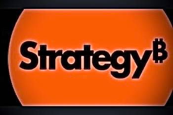 Компания Strategy снова докупила биткоины. Компания Strategy бывшая MicroStrategy приобрела еще 130 BTC на $10,7 млн. по средней цене $82 981 за монету. Это самая маленькая покупка за последний год. Средства поступили из ATM-программы, которая направлена на привлечение до $21 млрд для дальнейших инвестиций в биткоин. Теперь Strategy владеет 499 226 BTC, суммарно вложив в них $33,1 млрд по средней цене $66 360 за монету. После новости акции компании MSTR на старте торгов 17 марта упали на 2,6%, до $289,7. Не удивительно, ведь компания продает свои акции инвесторам, чтобы купить больше биткоинов. Для сравнения, 24 февраля Strategy купила 20 356 BTC за $1,99 млрд по курсу $97 514.