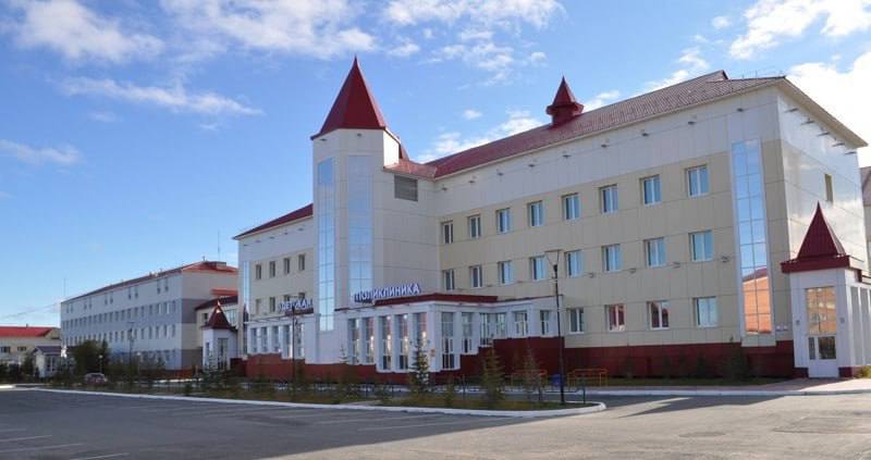 Сотрудников бухгалтерии горбольницы отправили в колонию за хищение 300 млн Суд Ямало-Ненецкого автономного округа вынес приговор бывшим сотрудникам ГБУЗ ЯНАО «Лабытнангская городская больница» ч. 4 ст. 159 УК РФ – «Мошенничество» и ч. 2 ст. 187 УК РФ – «Неправомерный оборот средств платежей» . В числе подсудимых — главный бухгалтер, его заместитель, кассир-бухгалтер и начальник отдела по расчету заработной платы. На протяжении пяти лет они похищали деньги больницы под видом выплаты работникам заработной платы. Ущерб составил 314 млн рублей. Суд назначил наказание в виде лишения свободы на срок от 7,5 до 10 лет в колонии общего режима. Кроме того, подсудимым запретили заниматься профессиональной деятельностью на 3 года. Для возмещения ущерба сохранили арест на имуществе осужденных — дорогостоящих домах, квартирах, автомобилях и денежных средствах.