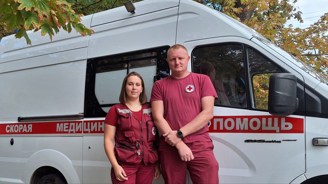 Борьба за жизнь победа врачей На Григорьевском пункте Чаплинской подстанции Каховской станции Э С МП произошёл случай подтверждающий высокий профессионализм медиков ГБУЗ ХО ОТЦЭМП и МК В 17 40 диспетчер получил тревожный вызов 59 летний мужчина потерял сознание и находился в состоянии асфиксической гипоксии На помощь немедленно выехала бригада в составе фельдшера Анны Андреевны Рябоконь и водителя Владимира Анатольевича Чернова Прибыв на место медики обнаружили пациента в состоянии клинической смерти Благодаря четким и слаженным действиям а также использованию автоматического дефибриллятора бригаде удалось провести успешные реанимационные мероприятия и восстановить жизненные функции После стабилизации состояния пациента его доставили в Геническую центральную районную больницу для дальнейшего лечения Благодаря профессионализму и оперативности медицинских работников удалось спасти человеческую жизнь Здравоохранение