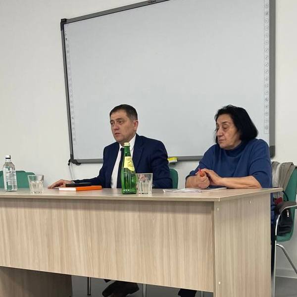 Специалисты республиканского онкодиспансера проведут цикл выездных мероприятий в медучреждениях первичного звена. Такое мероприятие уже состоялось в Тахтамукайской районной больнице. Главный врач республиканского онкодиспансера Заур Ачох акцентировал внимание специалистов на методах ранней диагностики рака и усилении онконастороженности среди пациентов. Выявить онкопатологии помогают и регулярные скрининги в рамках диспансеризации и профилактических медицинских осмотров. «Такие выезды помогут нам выстроить эффективную работу между онкологической службой и первичным звеном. Усилить диагностику для раннего выявления злокачественных новообразований»,- отметил главный врач республиканского онкодиспансера Заур Ачох Следующее выездное мероприятие состоится в межрайонной больнице Адыгейска. Нацпроект: «Продолжительная активная жизнь».