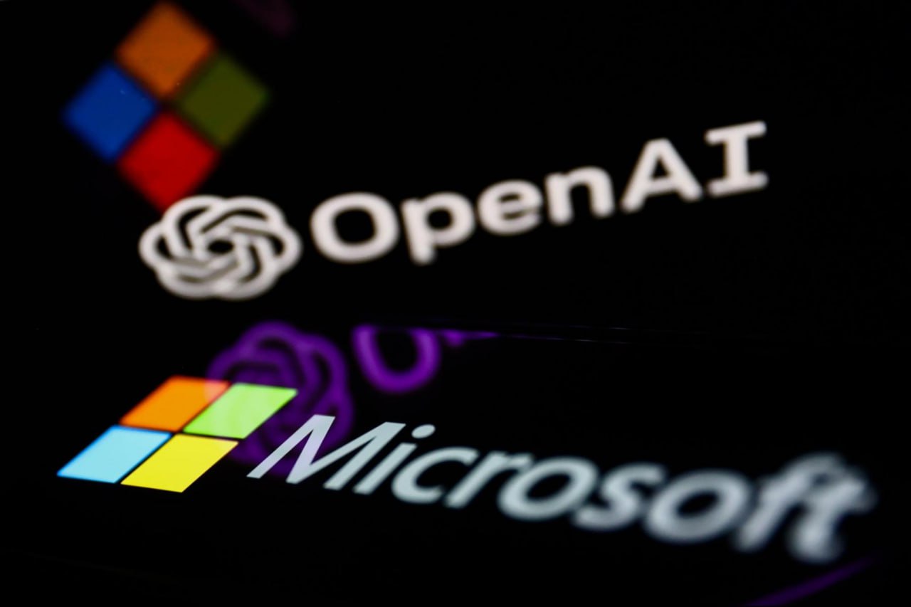 Разногласия между OpenAI и Microsoft по поводу будущего их партнерства в области ИИ обостряются, пишет WSJ. Разработчик ChatGPT стремится к ослаблению контроля Microsoft над своими ИИ-продуктами и вычислительными ресурсами и получению одобрения технологического гиганта на преобразование в коммерческую компанию. Однако переговоры оказались настолько сложными, что руководители OpenAI обсуждали возможность обвинения Microsoft в антиконкурентном поведении в рамках партнерства, сообщили источники газеты НейроИнвест
