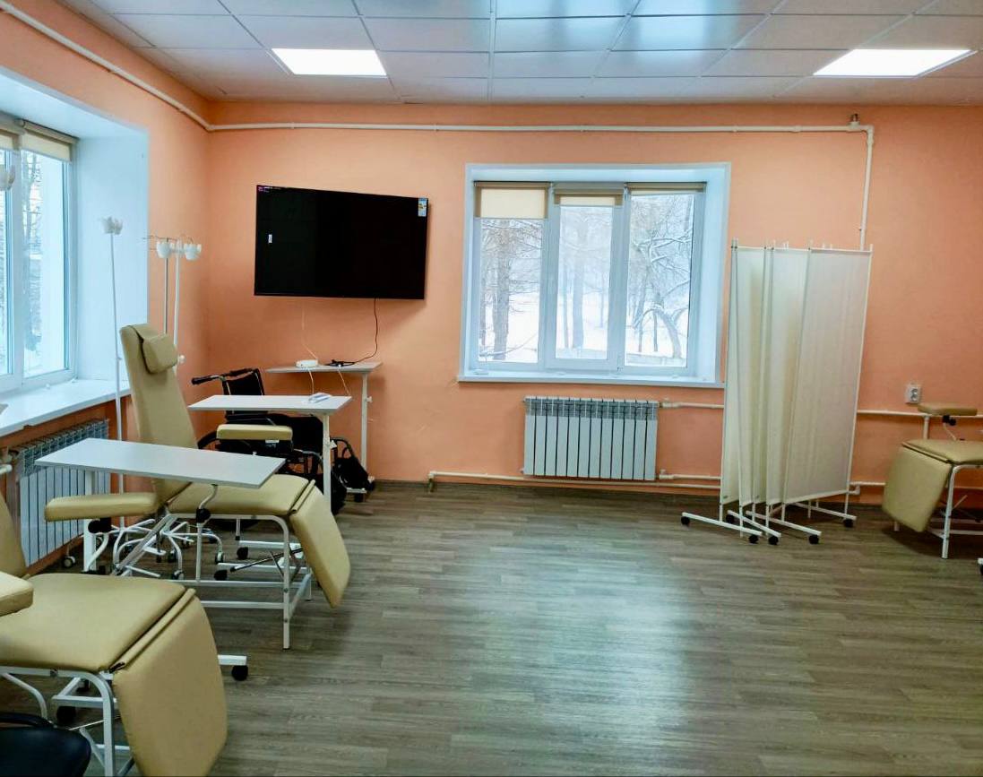 Центр амбулаторной онкологической помощи в Аше с сегодняшнего дня начал проводить курсы химиотерапии ЦАОП при Районной больнице г. Аша начал свою работу в 2024 году. Ранее в ЦАОПе проводились только диагностические процедуры и диспансерное наблюдение. Первой пациенткой, получившей курс химиотерапии стала 70-летняя женщина с раком молочной железы третьей стадии. Ранее на лечение она приезжала в Челябинский онкоцентр. Татьяна Колчинская, министр здравоохранения Челябинской области: Для того, чтобы повысить доступность медицинской помощи населению, создать условия для ранней диагностики онкологических заболеваний и сделать лечение более эффективным, во многих населенных пунктах региона открыты Центры амбулаторной онкологической помощи. Важно, чтобы у пациентов была возможность проходить необходимые процедуры недалеко от дома. Андрей Лукин, главный врач ЧОКЦОиЯМ: Сотрудники дневного стационара противоопухолевой лекарственной терапии № 1 ЧОКЦОиЯМ активно сотрудничали с коллегами из Аши, в том числе провели обучение – в химиотерапии немало нюансов, которые необходимо знать для более эффективного и комфортного лечения пациентов. Ожидается, что в ближайшее время пройти курсы химиотерапии в ЦАОПе смогут 30 пациентов.