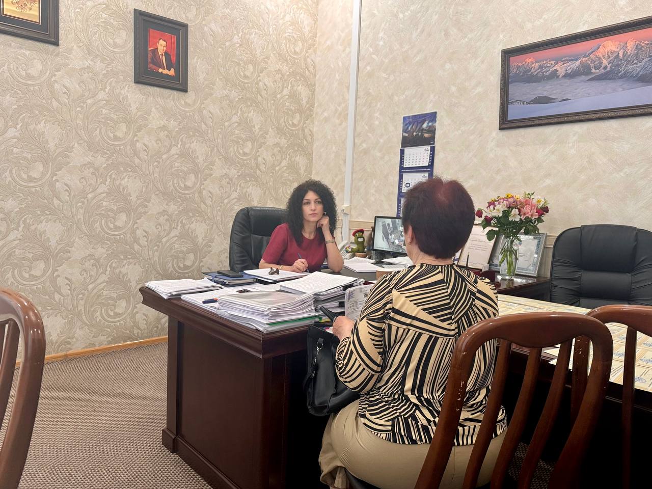 Министр здравоохранения КЧР Динара Камурзаева провела прием граждан ! Обращения затрагивали вопросы оказания медицинской помощи в медорганизациях республики, получения квот на оказание высокотехнологичной медицинской помощи в федеральных учреждениях. По всем обращениям даны разъяснения, взяты на контроль поручения, данные сотрудникам Министерства и руководителям подведомственных организаций. Напоминаем, что прием граждан проводится по предварительной записи по номеру телефона: 8-8782-26-65-29.