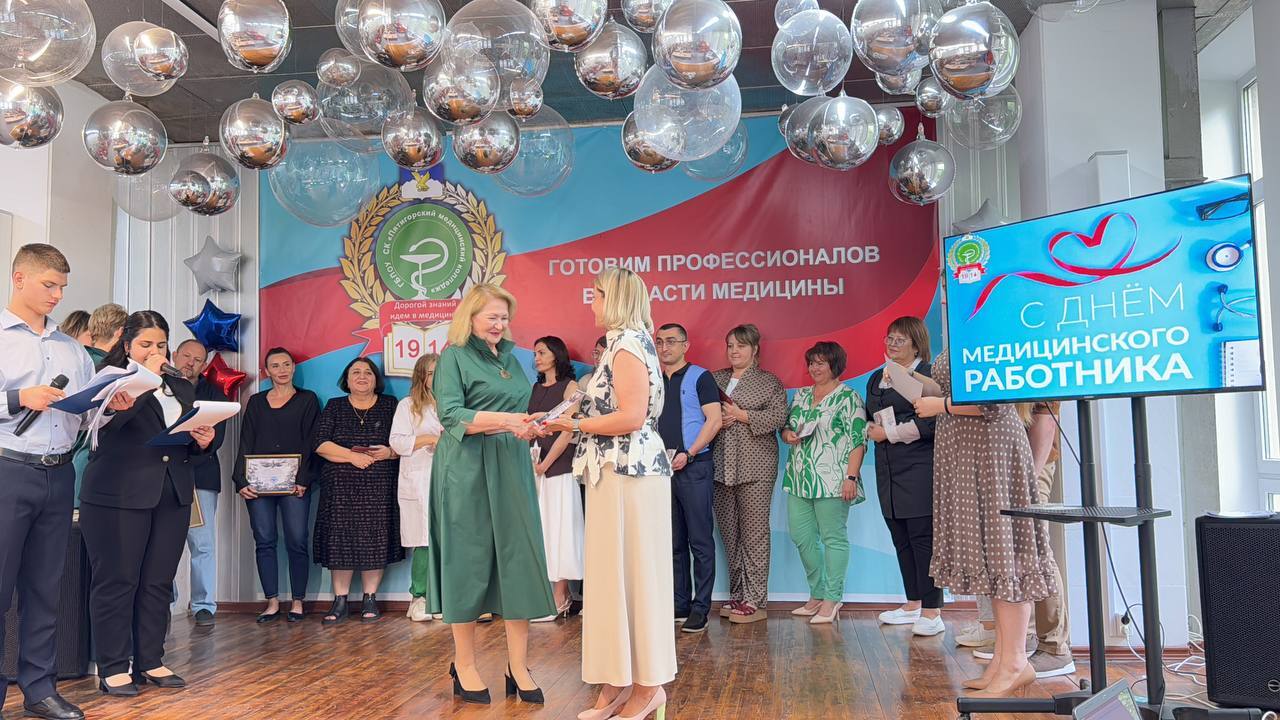 В Пятигорском медицинском колледже состоялась церемония награждения медалью «Волонтер России» В соответствии с приказом командира войсковой части медалью «Волонтер России» за добровольческую деятельность, связанную с проведением специальной военной операции награждены преподаватели и специалисты образовательного учреждения. Медалей удостоено тринадцать человек Командование и личный состав войсковой части выразило искреннюю благодарность за оказание содействия в организации сбора и доставки гуманитарной помощи подразделению и наградили благодарственными письмами девятнадцать человек.