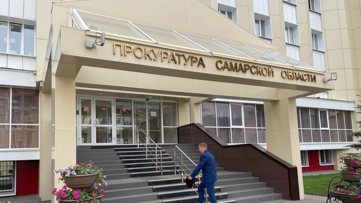 Массовое отравление в самарском детсаду: 8 детей госпитализированы  Прокуратура Промышленного района Самары совместно с Роспотребнадзором проводит масштабную проверку в детском саду №153 после массового отравления воспитанников.  По последним данным, за медицинской помощью обратились восемь детей с симптомами острой интоксикации — рвотой и сильной головной болью.  Надзорные органы изучают соблюдение санитарно-эпидемиологических норм в дошкольном учреждении и работу организации, отвечающей за питание детей.  Прокуратура взяла на особый контроль ход проверки. В ближайшее время будет дана правовая оценка действиям сотрудников детского сада и поставщиков питания.