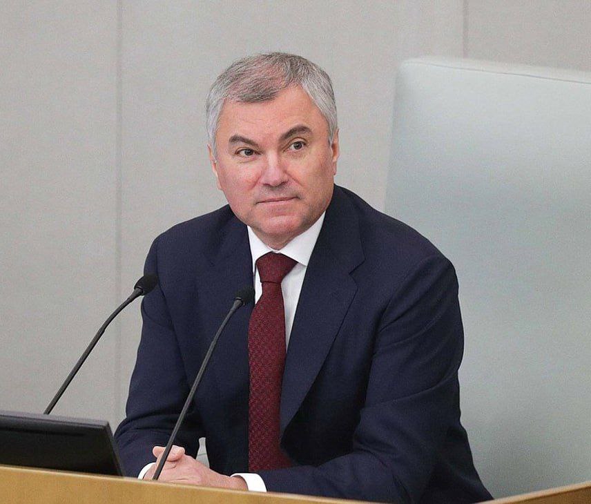 #медицинскиеновости Госдума рассмотрит законопроект, направленный на повышение качества медицинской помощи, сообщил Володин Предлагается: 1. только Минздрав будет разрабатывать и утверждать типовые дополнительные профпрограммы медобразования; 2. образовательные организации обяжут получить заключения Федеральной службы по надзору в сфере здравоохранения или перевести студентов в другие вузы; 3. исключительно электронное и дистанционное обучение запретят для основных программ среднего медицинского и фармацевтического образования.