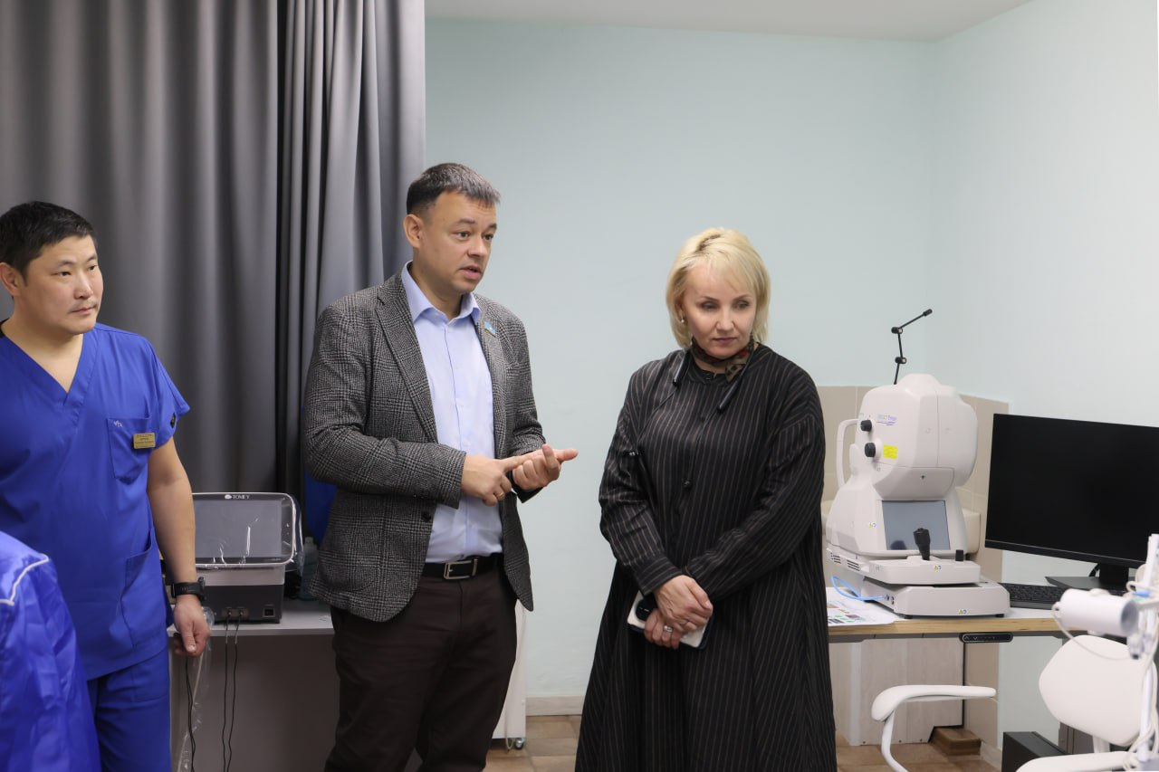 Ведущие офтальмологи Республики Саха Якутия провели в ЕАО приём пациентов и несколько операций Врачи Валдгеймской больницы в ЕАО учатся делать лазерную коррекцию зрения на высокотехнологичном оборудовании Накануне в больце побывали Ведущие офтальмологи Республики Саха Якутия Они провели приём пациентов и несколько операций Также оказали методическую помощь сотрудникам больницы Теперь этот опыт смогут применять и наши медики Договорились с коллегами из Якутии о методическом сопровождении и телемедицинских консультациях для наших земляков Усиление офтальмологической службы в Валдгеймской больнице ещё один шаг к тому чтобы сделать высокотехнологичную медицинскую помощь более доступной для жителей области подчеркивает губернатор ЕАО Мария Костюк Подробнее по ссылке