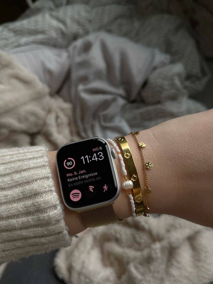 Если вы активно используете Apple Watch для отслеживания сожженных калорий, у нас для вас важные новости. Согласно последним исследованиям, умные часы от Apple могут значительно завышать показатели расхода калорий. В некоторых случаях погрешность достигает 30-50%. Это значит, что реальный результат тренировки может быть куда скромнее, чем показывает гаджет. Алгоритмы Apple Watch учитывают не только активность, но и базовый метаболизм, что может искажать данные. Разные типы нагрузок силовые vs кардио считываются с разной точностью. На показатели влияют индивидуальные особенности: вес, рост, уровень подготовки. Что делать? Не полагаться только на часы – используйте дополнительные методы например, расчет КБЖУ по формуле . Сравнивать данные с другими фитнес-трекерами или умными весами. Фокусироваться на динамике – даже если абсолютные цифры неточны, прогресс можно отслеживать по тенденции. А вы доверяете ли показателям Apple Watch? #олимп_вещает
