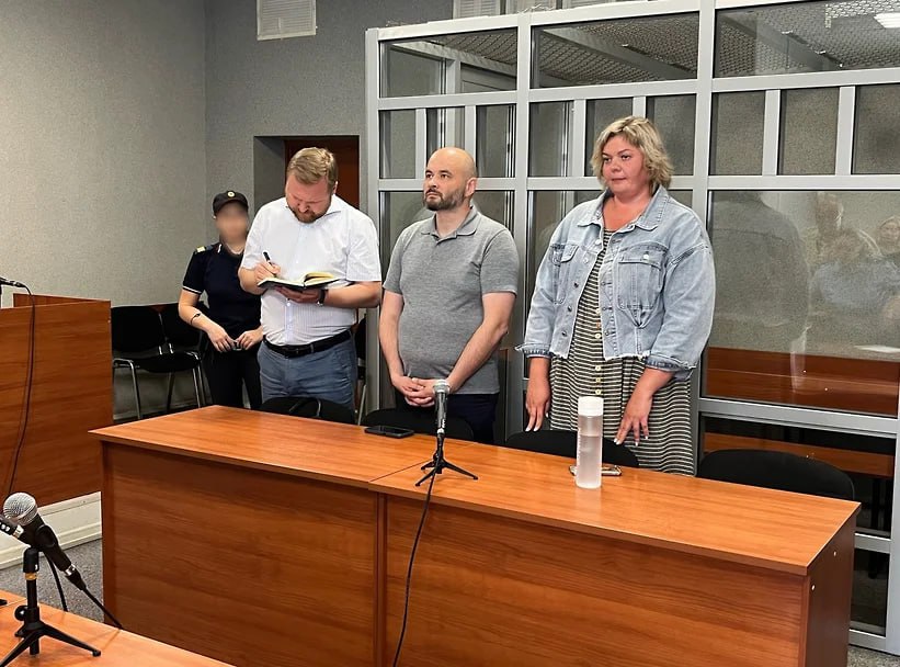 Суд освободил от наказания экс-чиновницу краевого минздрава, осужденную за покупку бракованных СИЗов на 73,3 миллиона  Напомним, ранее директор ГКУ ПК «Финансово-хозяйственное управление» Минздрава Пермского края Марина Барова была признана виновной в превышении должностных полномочий и превышении полномочий с причинением тяжких последствий. Она была отправлена в колонию на три года и оштрафована на 400 тысяч.  Чиновница закупила у челябинского поставщика «МедЛайт» средства индивидуальной защиты для пермских медиков: за 2,3 млн рублей шапочки «Шарлотта» и за 71 млн рублей халаты и медицинские костюмы. Барова подписала все акты приемки товара, однако СИЗы оказались контрафактными.  Как теперь сообщил адвокат Баровой «Коммерсанту», Седьмой кассационный суд общей юрисдикции удовлетворил жалобу на приговор.  Оба эпизода суд переквалифицировал на статью о халатности и назначил новое наказание в виде 400 часов обязательных работ.  Поскольку Барова уже год находится в СИЗО, суд полностью освободил ее от наказания в связи с истечением срока давности, уточнил адвокат.