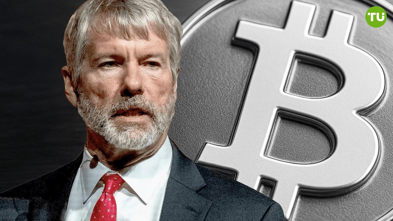 Майкл Сэйлор видит биткоин по $150 000    Strategy опубликовала отчет о прибыли за три месяца, закончившихся 30 мая 2025 года.     По сравнению с убытком в $0,79 на акцию за аналогичный период годом ранее, компания показала прибыль $32,60.    Чистая прибыль взлетела до $10 млрд по сравнению с убытком в $102,6 млн год назад, в основном благодаря увеличению запасов биткоина и росту его цены.  На 2025 финансовый год компания прогнозирует операционную прибыль в размере $34 млрд, чистую прибыль в $24 млрд и разводненную прибыль на акцию в $80, при условии, что биткоин достигнет $150 000 к концу года.