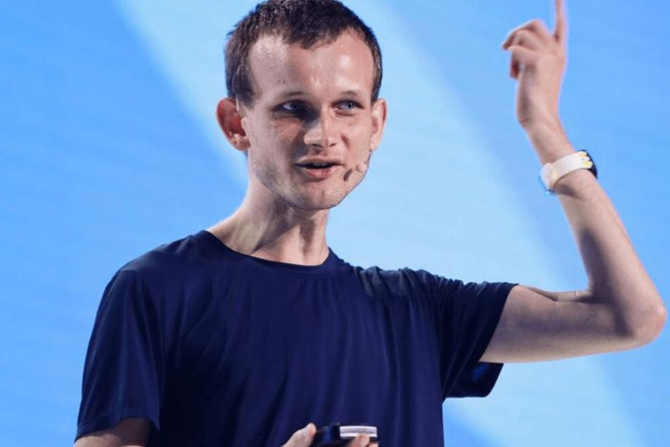 Создатель Ethereum Виталик Бутерин объяснил в подкасте The Network State, почему работал над платформой публично, в отличие от Сатоши Накамото.  В 2013 году 19-летний Бутерин сосредоточился на идее, а не на скрытии личности. Открытость помогла привлечь разработчиков и инвесторов, а личные выступления укрепили доверие к проекту.  Он отметил, что к 2013 году блокчейн стал понятнее, чем в 2008-м, когда биткоин был рискованным экспериментом. Это снизило потенциальные риски публичной работы.  Bitpapa  /   #ETH