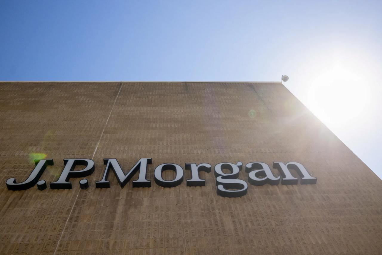 JPMorgan занял оптимистичную позицию по криптовалютному рынку на 2025 год, указывая на такие факторы, как возможное возвращение Дональда Трампа к президентству, что может поддержать биткоин через изменения в регулировании.  В отчете также подчеркивается влияние завершения ликвидаций Mt. Gox и Genesis, потенциальное реинвестирование средств от банкротства FTX и рост капитализации стейблкоинов.   Крипто ТВ