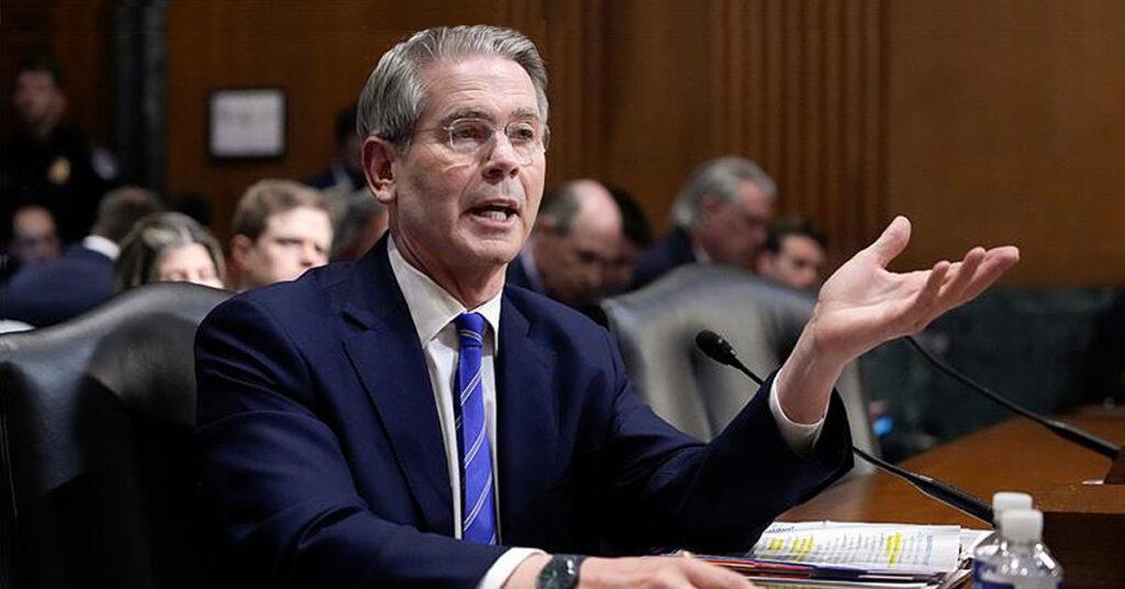 Министр финансов США Скотт Бессент прокомментировал политику по резервам страны и возможные изменения ставки ФРС.   Мы не собираемся покупать криптовалюту в наши резервы, планируем использовать конфискованные активы  Я сомневаюсь, что мы будем переоценивать золотовалютные резервы США    Золото останется стратегическим активом  Мы не собираемся продавать биткоин   Резервные фонды BTC оцениваются примерно в в $15-20 млрд  Не призывал снижать ставку сразу на 1,5 п.п.    Возможно, мы начнем со снижения ставки ФРС на 25 б.п., а затем ускорим темп  Считаю, что есть возможность для серии снижений ставки   Крипто ТВ