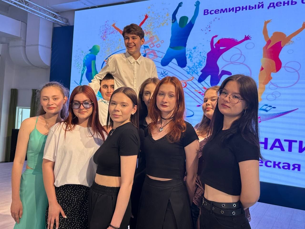 30 мая в Городском молодёжном центре при организации Центра общественного здоровья и медицинской профилактики прошла массовая профилактическая акция «Альтернатива», приуроченная к Всемирному дню без табака. В акции приняли участие молодёжные творческие коллективы и индивидуальные исполнители из образовательных организаций среднего профессионального образования. Выступления были разнообразными по жанру: вокал, хореография, КВН, СТЭМ, а также оригинальные номера — пантомима, цирковые элементы, пародии и другие творческие форматы. От медколледжа в акции приняли участие студенты под руководством советника директора по воспитанию Романа Чернова и педагога-организатора Анжелики Сорокиной. Колледж представил три творческих номера — песню, сценку и танец. По итогам мероприятия всем участникам были вручены дипломы. Здоровье — это один из ключевых показателей, определяющих потенциал страны. Радует, что таких значимых и полезных инициатив становится всё больше.