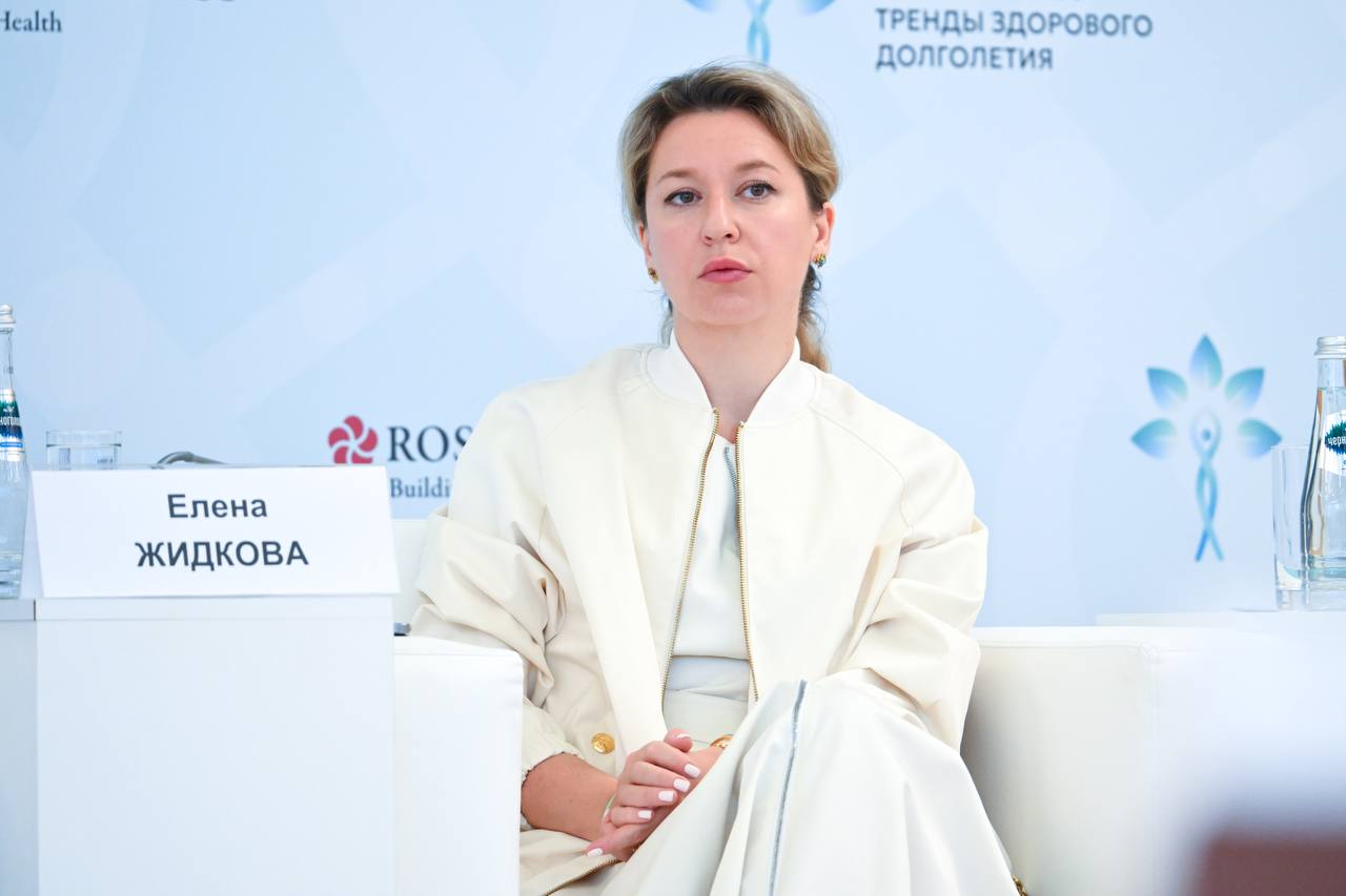 «РЖД-Медицина» представила технологии сохранения здоровья сотрудников на форуме «Россия и мир: тренды здорового долголетия». Как отметила генеральный директор АО «РЖД Медицина» Елена Жидкова, компания «РЖД» использует комплексный подход к сохранению здоровья сотрудников, который включает целый ряд направлений. Это и генетические исследования, и ежегодная диспансеризация которая, кстати, включает более широкий круг специалистов по сравнению с государственной программой , и концепция ЗОЖ, и работа по сохранению репродуктивного здоровья. - Важнейший блок нашей работы – производственная медицина, то есть всё, что касается обеспечения безопасности движения и охраны труда работников. Это прежде всего предрейсовые осмотры. Сегодня мы можем анализировать не только параметры сердечно-сосудистой системы, но и с помощью психофизиологических индексов оценить, испытывает ли человек стресс, переутомление, страдает ли от недосыпания, есть ли у него депрессивные реакции, - сказала генеральный директор АО «РЖД-Медицина». Елена Анатольевна также подчеркнула, что сейчас «РЖД-Медицина» вместе с партнерами разрабатывает новую цифровую ИТ-платформу предрейсовых медицинских осмотров, которая позволит объединить базы данных и различные программно-аппаратные комплексы и подключить к работе возможности ИИ. Уникальную базу данных в холдинге начали создавать по итогам генетического тестирования сотрудников. На основе полученных результатов разрабатываются не только персонализированные планы, но и корпоративные программы по профилактике сердечно-сосудистых, онкологических заболеваний и сахарного диабета. Генетика также дает возможности помочь с планированием беременности семьям сотрудников ОАО «РЖД». Отметим, что форум «Россия и мир: тренды здорового долголетия» проходит на площадке Дома правительства Московской области 27 и 28 мая. Ученые, врачи, эксперты в области здравоохранения и медицинской науки, политики, деятели культуры, представители ведущих производителей продуктов здорового питания и биологически активных добавок собрались в одном месте, чтобы обсудить вопросы формирования здорового общества через призму государственной политики, академической медицины и технологического суверенитета. Фото: Фонд Росконгресс