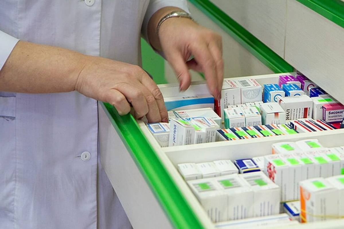 Только 22,6% пожилых россиян получают льготное лекарственное обеспечение. Исследование ИНСАП РАНХиГС показало, что лишь малая часть пожилых граждан имеет право на бесплатные или льготные лекарства. Причина — ограничение льгот для конкретных категорий инвалиды, люди с определенными заболеваниями и особым социальным статусом . Кто имеет право? 49% получают льготы по набору социальных услуг, 20% — из-за хронических заболеваний. Доступность льгот зависит от возраста: 18% в возрасте 60-69 лет, 26% в 70-79 и 42% в 80+ лет. Отказ от льгот: 37% пожилых выбирают денежную компенсацию 1300 руб/мес. . Это связано с трудностями получения лекарств: 45% из-за отсутствия в продаже, 23% — из-за очередей и сложностей с рецептами, 18% — из-за проблем на стадии выдачи препаратов. Доступность льгот: Получение льготных лекарств несложно, но физические барьеры для пожилых особенно старше 85 лет остаются. Необходимы медицинские осмотры, посещение комиссий, что затруднительно для людей с ограниченными возможностями. Проблемы системы: Некоторые распространенные заболевания не покрываются льготами. На практике система позволяет получить выгоду из двух источников — федеральной и региональной программ, получая лекарства и денежную компенсацию. МедКрай Ваше здоровье