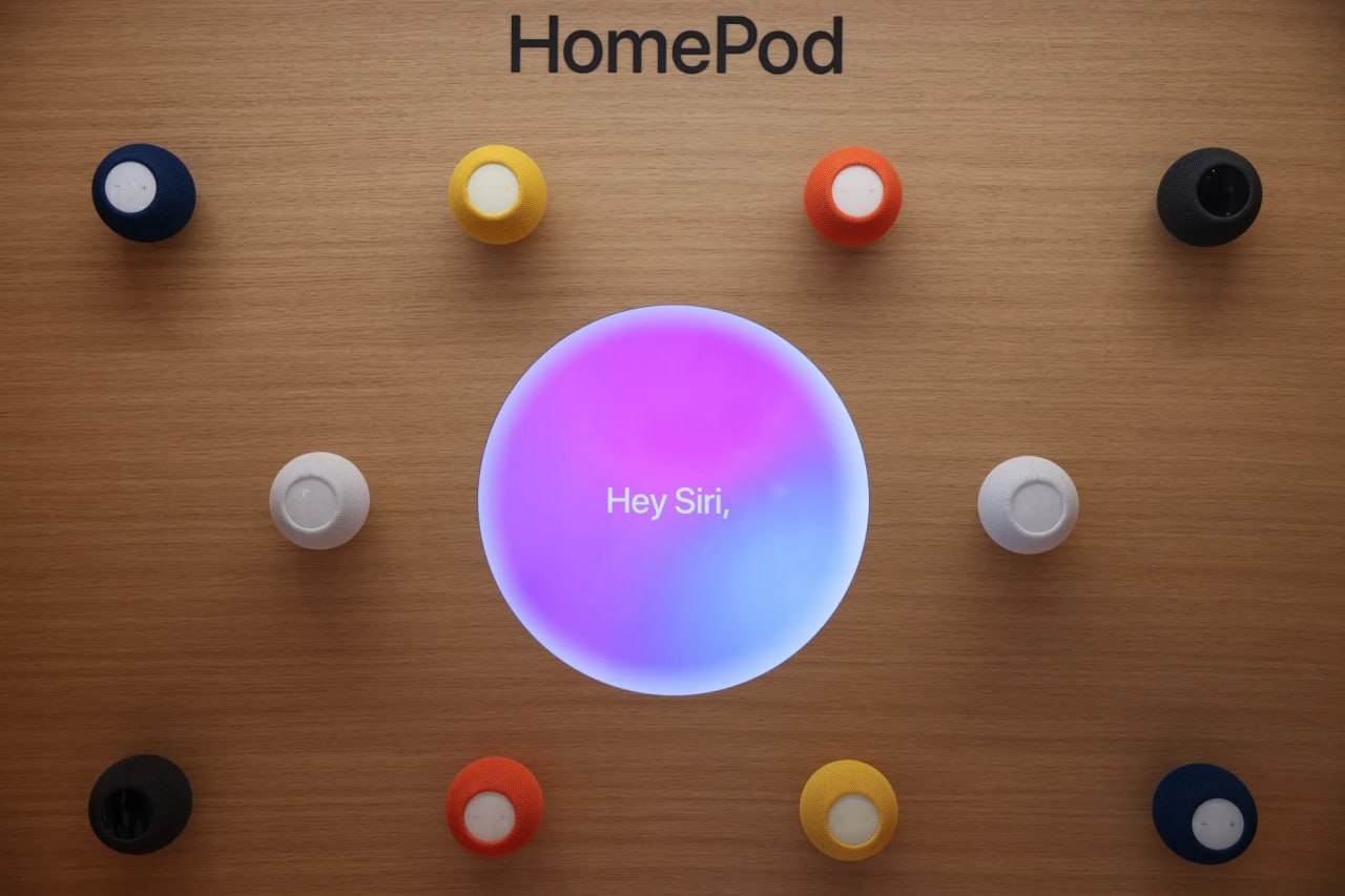 Apple хочет вывести Siri на новый уровень чтобы конкурировать с OpenAI и Perplexity Как пишет Bloomberg Apple планирует в следующем году запустить собственный инструмент веб поиска на базе искусственного интеллекта Внутри компании система называется World Knowledge Answers Сервис будет интегрирован в Siri Apple также обдумывает возможность добавления этой технологии в свой веб браузер Safari и Spotlight Идея в том чтобы сделать из Siri аналог ChatGPT и других похожих поисковых нейросетей Интересно что разрабатывать нейросеть яблоку будет помогать Google который давно является партнёром Apple в сфере интернет поиска Технологии if market news