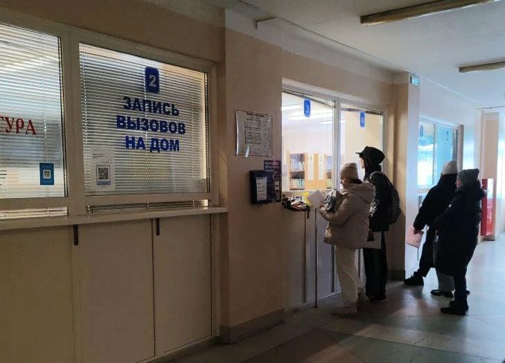 Больницы в праздничные выходные проверил Минздрав Амурской области На новогодних каникулах амурский Минздрав организовал выездные мероприятия для контроля деятельности медицинских учреждений и оказания помощи жителям В ходе очередного обхода специалисты посетили Белогорскую Серышевскую и Ромненскую больницы Отмечено что на 10 января в Белогорскую больницу обратилось 345 пациентов более 170 человек в Серышевскую Во время обхода подтверждена готовность больниц к функционированию в условиях повышенной нагрузки а также обеспеченность лекарствами и медицинскими изделиями в необходимом объеме Дежурство медицинских работников осуществляется по графику рассказали в министерстве здравоохранения Амурской области Продолжение ТЕЛЕПОРТ РФ здесь все об Амурской области Мы в МАХ Написать нам