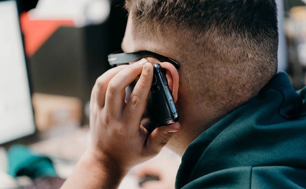 Мошенники все чаще используют криптовалюту для вывода средств полученных через взлом аккаунтов в мессенджерах говорится в пресс релизе банка ВТБ есть у РБК Как сообщили в банке подобные схемы обычно начинаются со звонка или с сообщения когда мошенники под предлогом бытовой ситуации вынуждают человека сообщить СМС код Это дает им возможность получить контроль над аккаунтом жертвы в мессенджере После взлома злоумышленники получают доступ к переписке после чего от имени владельца обращаются к его знакомым с просьбой перевести деньги или помочь купить криптовалюту После этого мошенники рассылают сообщения контактам жертвы настаивая на срочности перевода и выбирая цифровые активы для расчетов Попытки проверить личность отправителя они блокируют ссылаясь на занятость или проблемы со связью Мошенники действуют молниеносно Криптовалютные транзакции необратимы а их анонимный характер делает возврат средств практически невозможным заявил заместитель главы департамента по обеспечению безопасности вице президент ВТБ Дмитрий Саранцев Фото Михаил Гребенщиков РБК Читать РБК в MAX