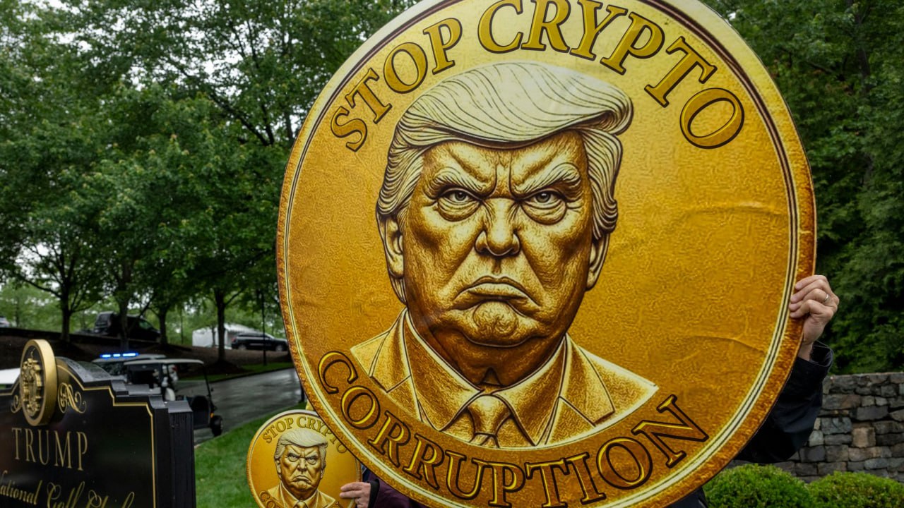 Сенатор-демократ потребовал запретить Трампу и чиновникам продвигать криптовалюты Сенатор США от Демократической партии Адам Шифф представил законопроект, направленный на запрет участия государственных чиновников и членов их семей в выпуске или продвижении криптовалютных активов. Под ограничения подпадают президент, вице-президент, члены Конгресса и их ближайшие родственники. Документ под названием COIN Act Curbing Officials’ Income and Nondisclosure предусматривает запрет на выпуск, продвижение и спонсорство цифровых активов, включая мемкоины, NFT и стейблкоины. Ограничение будет действовать за 180 дней до и в течение двух лет после окончания срока полномочий должностного лица. Шифф заявил, что криптовалютные проекты, связанные с Дональдом Трампом, вызывают серьезные этические, правовые и конституционные вопросы о монетизации президентской власти. «Нам нужен гораздо более жесткий контроль за финансовыми связями президента, чтобы не допустить, чтобы он или кто-либо другой извлекал личную выгоду из подобных схем», — заявил сенатор. Связанная с Трампом компания World Liberty Financial занимает все более заметное положение на крипторынке. Согласно последней финансовой отчетности, в 2024 году Дональд Трамп лично заработал $57,35 млн на продаже токенов проекта. Во время организованного командой Трампа гала-ужина для крупнейших холдеров мемкоина TRUMP прошел протест, участники которого держали плакаты с лозунгами вроде «Остановите крипто-коррупцию». В комментарии для СМИ сын президента Эрик Трамп назвал протестующих «проплаченными». Присоединяйтесь к форуму РБК Крипто