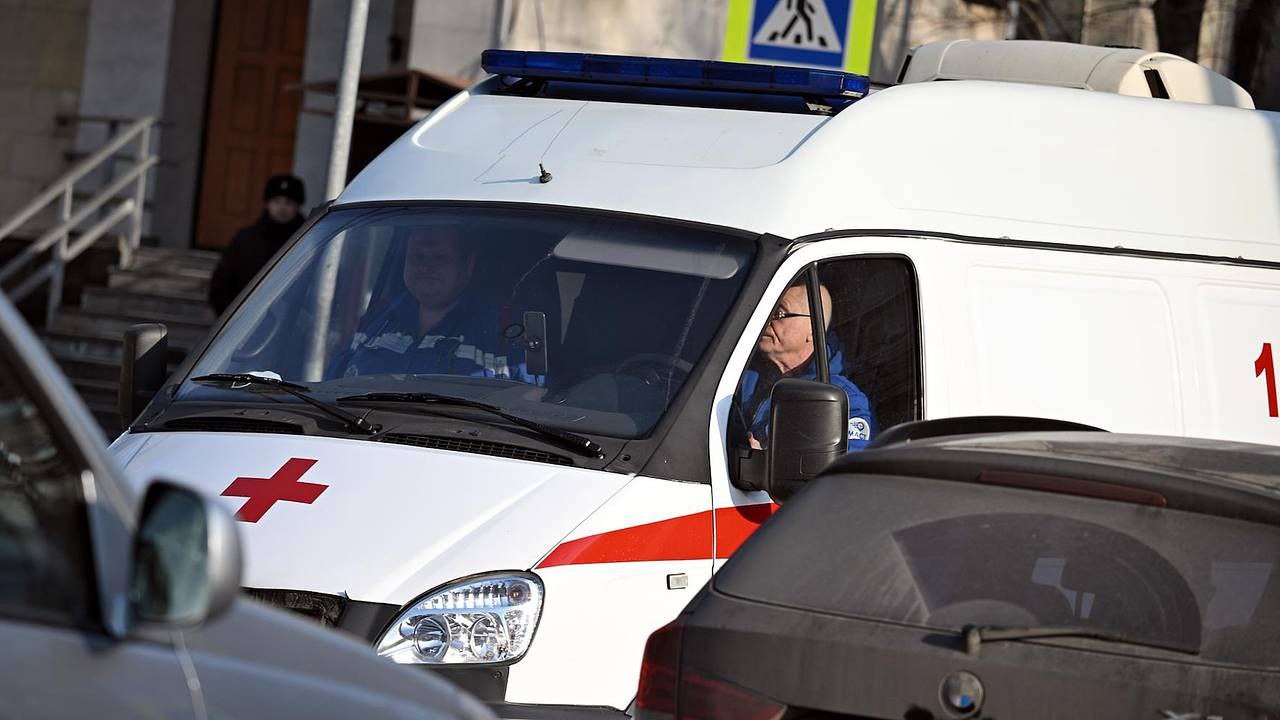 Видновские врачи спасли годовалого ребенка, который выпил жидкость для розжига Родители заподозрили неладное из-за странного запаха от ребенка и вызвали медиков. Врачи сразу провели малышу экстренное промывание желудка. Ребенку повезло — средство которое он выпил было на парафиновой основе. Все могло закончиться значительно хуже, так как жидкости для розжига вызвают химическую пневмонию – тяжелое поражение легких вследствие воздействия токсичных паров.