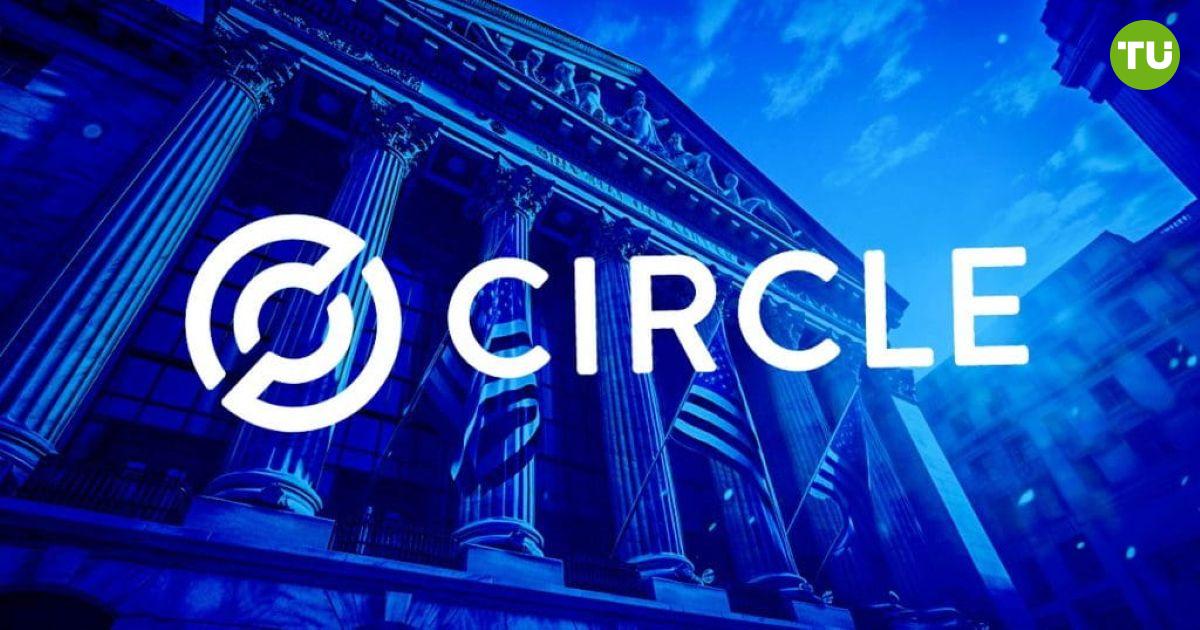 Circle рассматривает продажу компании вместо IPO Как стало известно, Circle проводила неофициальные переговоры с Coinbase и Ripple о возможной продаже за $5B. Coinbase в первоочередном списке, поскольку сейчас владеет небольшой долей в Circle, получая дополнительные доходы от USDC. Кроме того, по информации Bloomberg, в прошлом месяце эмитент стейблкоина USDC отклонил предложение Ripple о покупке.