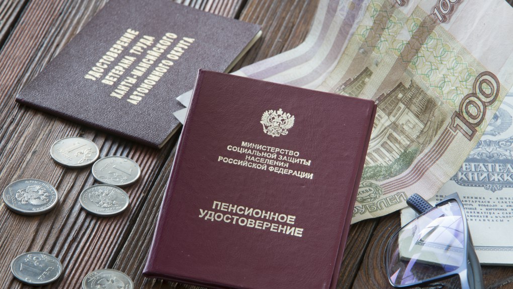 Россияне мечтают о 3,1 млн рублей на пенсии. Более трети опрошенных начали копить на старость. Большинство планируют собрать более 1 млн, а 2,4% нацелены на 10 млн рублей. Уменьшилось число желающих отложить менее 1 млн - с 70% до 35,7%. Чаще всего используют банковские вклады 26,8% и наличные 7,8% . Инвестиции выбрали 2,2%. Интерес к программе долгосрочных сбережений ПДС растет. С учетом доходности 7% через 15 лет можно собрать 3,1 млн рублей, считают эксперты. Солидный вес