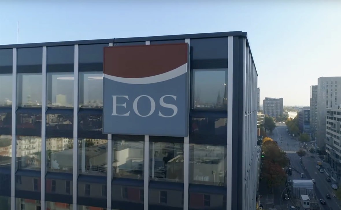 Немецкий коллектор передумал уходить: почему EOS Group отказалась от сделки с Газпромбанком. EOS Group отказалась от продажи российской «дочки» Газпромбанку, несмотря на переговоры с осени 2023 года, из-за возросших требований к дисконту 60% и взносу в бюджет 35% . ЭОС, один из лидеров рынка цессии активы ₽22,3 млрд , с 2022 года не покупает новые долги, но сохраняет прибыльность ₽4,8 млрд чистой прибыли в 2024-м . Немецкие акционеры оставили актив в «спящем режиме», рассчитывая на смягчение санкций и возможность вывода ₽16,2 млрд нераспределенной прибыли в будущем. Рынок цессии вырос на 28% до ₽319 млрд в 2024 году , но ЭОС теряет позиции: без новых портфелей ее выручка упала на 11,6%. Если геополитическая напряженность снизится, сделка может возобновиться в 2026 году, но уже с меньшим дисконтом. ProБанки