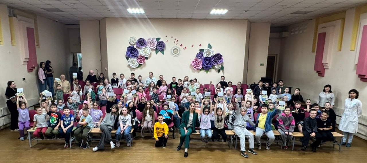 Обучающие мероприятия от специалистов ДРКБ для детей   ‍ Сегодня в рамках «Недели сохранения здоровья детей» врачи-травматологи ДРКБ Алия Сиразиева и Дамир Суннитов провели обучающие мероприятия для детей, отдыхающих в лагерях образовательных учреждений Советского района г.Казани: лицея №159, школы №167, гимназии №175, школы №171   Специалисты рассказали детям об основах здорового образа жизни, почему важно придерживаться его и что для этого нужно. Поговорили про травматизм в летнее время и как его избежать. Напомнили ребятам о важности соблюдения правил дорожного движения и опасности на дорогах. Обсудили правила пользования бытовыми приборами, предупредили об опасностях, связанных с острыми предметами, лекарствами и химическими веществами. Что следует делать в случае пожара или другой чрезвычайной ситуации. И объяснили детям, о важности избегания потенциально опасных мест, не вступать в контакт с незнакомыми людьми, и сразу сообщать взрослым о подозрительных ситуациях   Родителям также стоит помнить о важности соблюдения ребенком простых правил безопасности, проводить с ними беседы на данные темы, а в случае соблюдения здорового образа жизни показывать на собственном примере: заниматься вместе с ребенком спортом, правильно питаться, соблюдать распорядок дня и многое другое