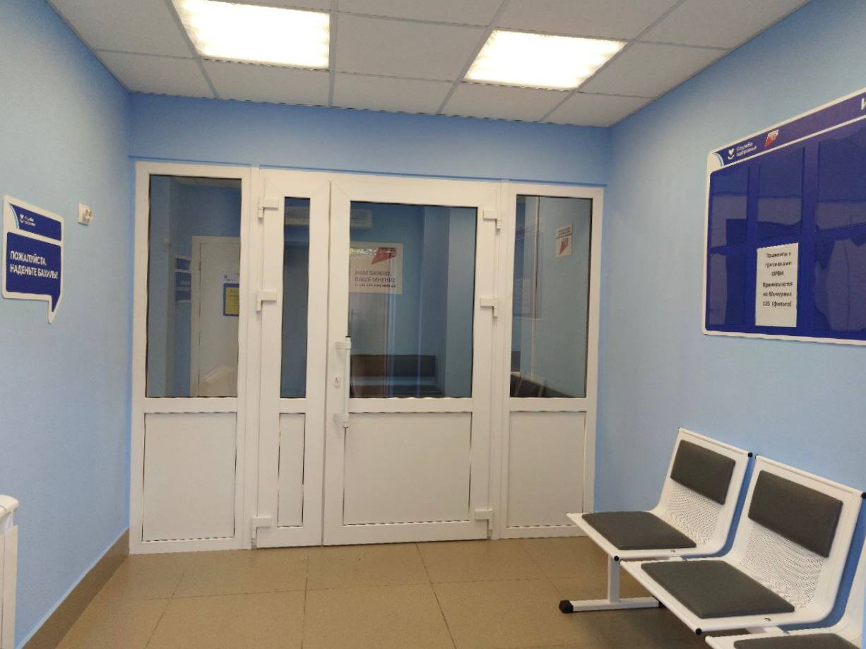 Около 17 тысяч жителей Октябрьского района получают медицинскую помощь в обновленных условиях Благодаря национальному проекту "Продолжительная и активная жизнь", в терапевтическом отделении №3 Самарской городской больницы №4 проведен капитальный ремонт. Создание новых условий важно не только для пациентов, но и для работы специалистов. Капитальный ремонт завершен в мае текущего года. В здании выполнены общестроительные работы, заменены системы отопления, водоснабжения и электроснабжения. Во время ремонтных работ специалисты вели приём пациентов в соседнем здании. "Теперь около 17000 человек, распределённых по девяти терапевтическим участкам, будут получать медицинскую помощь, проходить диспансеризацию и профилактические осмотры в современных условиях. Для оптимизации процессов в отделении внедрены принципы бережливого производства. Обновили входную группу, регистратуру, приобрели новую мебель и установили навигацию. Изменений ждали и персонал, и пациенты", - отметила главный врач больницы Наталья Виктор. Модернизация первичного звена здравоохранения — одно из важных направлений национального проекта «Продолжительная и активная жизнь», который реализуется по решению Президента страны Владимира Путина. В Самарской области до конца года будут отремонтированы 146 объектов здравоохранения за счет средств федерального и областного бюджетов. #первичноезвено_63 #НацПроектАктивнаяЖизнь #СамарскаяОбласть