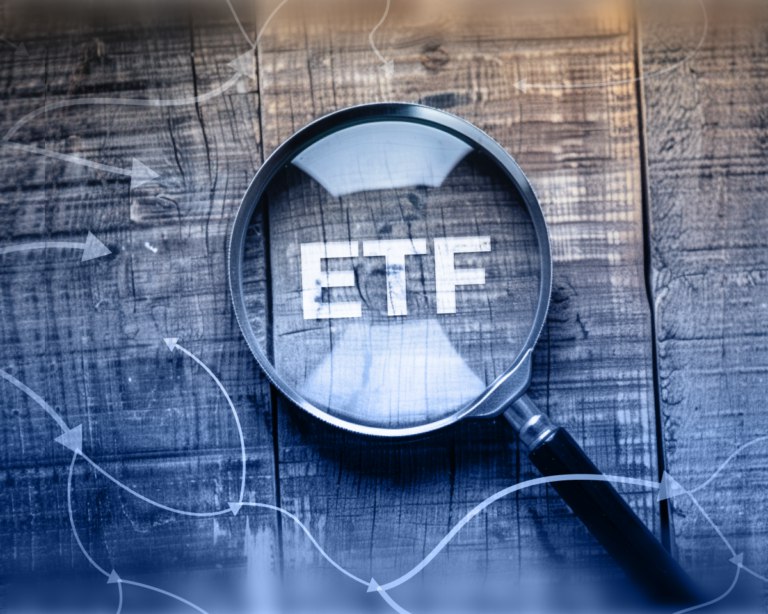 Литкоин на грани: спотовый ETF в пути?  Наши шпионы в мире крипты принесли интересные новости: DTCC добавила ожидаемый спотовый Litecoin-ETF от Canary Capital на свой сайт. Это может говорить о скором запуске фонда, которому предшествует одобрение SEC   Этой зимой биржевой фонд от VanEck на основе Ethereum понадобилось всего два месяца для осуществления торгов после добавления в DTCC. Теперь все взгляды обращены на Litecoin, ведь он может стать третьей криптовалютой с ETF в США, следуя пути биткоина и Ethereum.    Хотя XRP-ETF тоже в гонке, аналитики склоняются к первой победе LTC. Цена Litecoin, между прочим, выросла на 3,4% за сутки, когда другие рынки плавно снижаются. Капитализация достигла $10,1 млрд.  #Litecoin #ETF #Криптоновости #DTCC