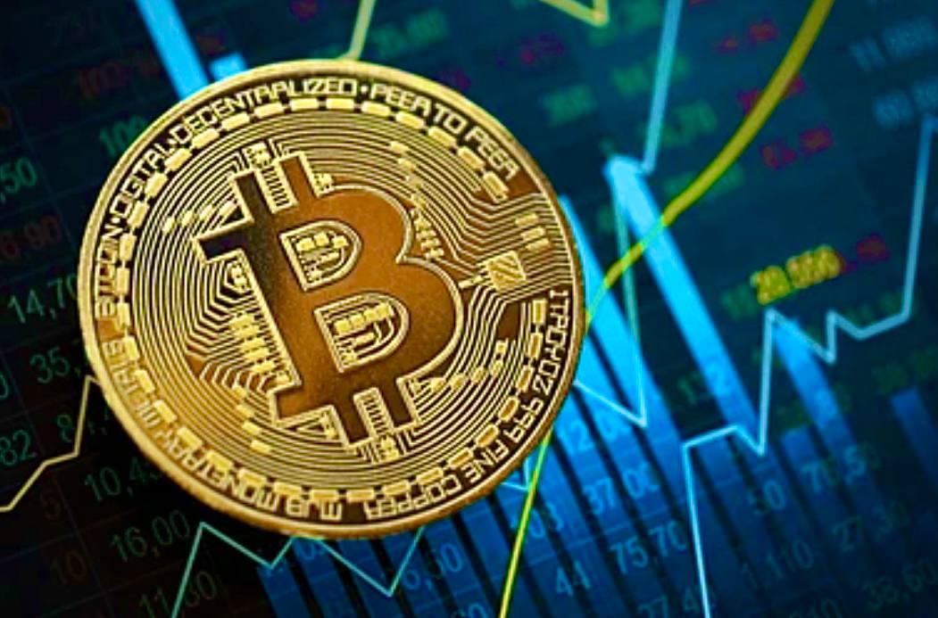 Биткоин растёт на фоне надежд на сделку между США и Китаем Сегодня утром биткоин резко вырос до $98 000, но сейчас уже откатился до цены $97 000. Причина роста — новости о том, что США и Китай собираются снова сесть за стол переговоров по торговле. Встреча запланирована на этой неделе в Швейцарии. Рынок это воспринял как хороший знак: если отношения улучшаться, то рисковые активы, такие как акции и криптовалюты могут отреагировать ростом. На криптовалютном рынке появляется новая ликвидность. При чем, новости о конфликте между Индией и Пакистаном пока игнорируются. Рынок сфокусирован на переговорах США и Китая. ⏳ Инвесторы, также ждут новостей от ФРС — сегодня вечером огласят решение по ключевой ставке. По ожиданиям - изменений не будет.