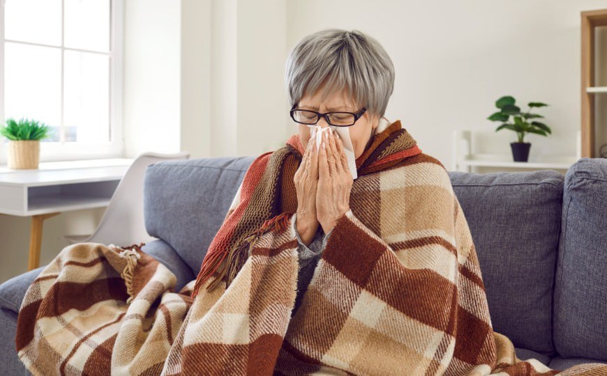 Россияне жалуются на проблемы со зрением после гриппа А С начала ноября врачи фиксируют рост случаев ухудшения зрения после болезни Основные симптомы туман в глазах двоение трудности с фокусировкой чаще всего появляются на 3 5 день после гриппа Одна из пациенток из Москвы рассказала что буквально за пару дней вид стала мыльным а темнота и мелкие предметы стали трудно различимы Специалисты объясняют это синдромом сухого глаза который возникает как осложнение после перенесённой инфекции жуть не хочу болеть я уже столкнулся ась с этим НМШ