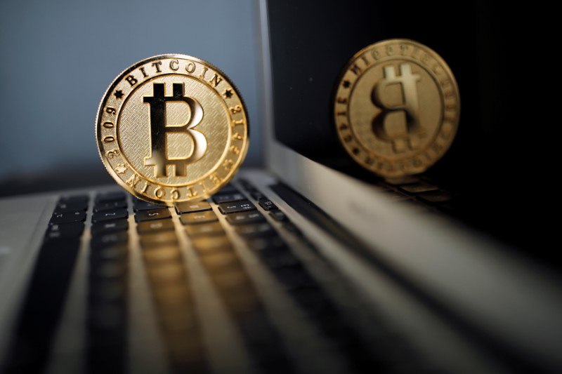 Аналитики QCP Capital объявили начало сезона альткоинов Открытый интерес к фьючерсам на эфир повысился за несколько дней с $18 млрд до $28 млрд, чему посодействовали крупные инвестиционные фонды. В качестве катализатора начала сезона альткоинов эксперты QCP Capital назвали закон GENIUS, подписанный президентом США Дональдом Трампом. Закон определил правила регулирования стейблкоинов. Благодаря закону Эфириум и прочие блокчейны, на которых выпускаются «стабильные монеты», смогут привлечь еще больше корпоративных инвесторов, рассматривающих эфир, Cardano, Solana или XRP в качестве аналога биткоина в своих резервах, считают аналитики QCP Capital. Доминирование первой криптовалюты на рынке снизилось с 64% до 60% в течение прошлой недели, так как биткоин не смог преодолеть уровень поддержки в $120 000 и закрепиться на нем. В то же время рыночная доля эфира увеличилась с 9% до 11%. Если в краткосрочной перспективе ситуация не претерпит существенных изменений, сезон альткоинов будет и дальше наращивать обороты. КРИПТО СИНДИКАТ. Подпишись!