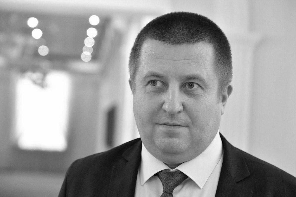 Умер замминистра здравоохранения Омской области Дмитрий Рябиков Об этом сообщил глава ведомства Дмитрий Маркелов. По словам министра, он и его коллеги из медицинской сферы были потрясены этой трагической смертью. Рябиков более 20 лет посвятил медицине. Он был педиатром, преподавал на кафедре, работал в поликлиниках, занимал руководящие должности в региональном Минздраве, а с 2023 года работал в должности замминистра.