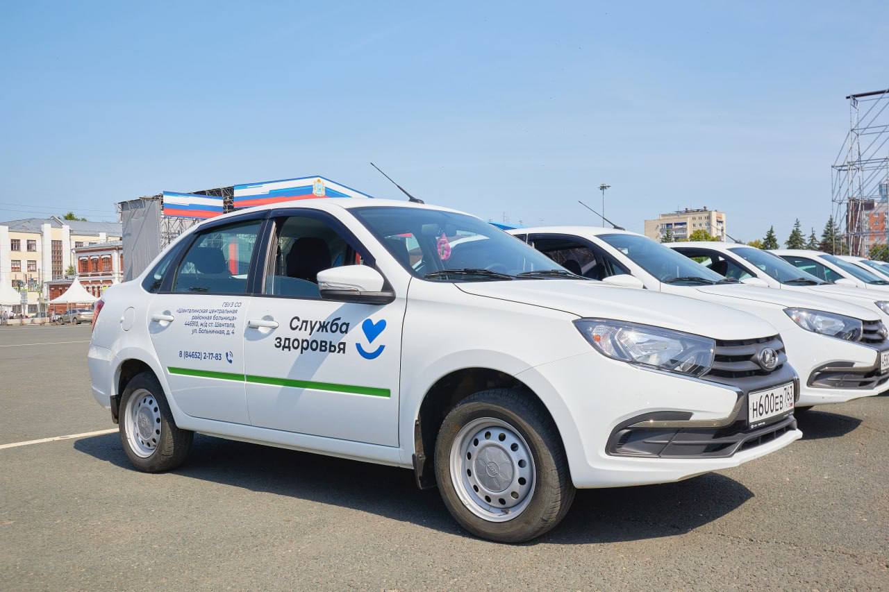 Автопарк Шенталинской больницы пополнился новыми автомобилями неотложной помощи  Четыре новых автомобиля поступили в автопарк Шенталинской центральной районной больницы. Транспорт был поставлен благодаря национальному проекту "Продолжительная и активная жизнь".  Медучреждению переданы 3 машины Lada Granta и 1 «ГАЗ Соболь», которые используются для транспортировки маломобильных пациентов в стационар, оказания неотложной медицинской помощи на дому и доставки лекарственных препаратов.     «Мы очень благодарны за обновление нашего автопарка. Оснащение учреждений современным транспортом позволит повысить скорость оказания медицинской помощи, особенно в отдаленных населенных пунктах. Особенно выручает автомобиль «ГАЗ Соболь» – он обладает отличной проходимостью, что крайне важно для оперативной работы в сельской местности», - рассказывает главный врач Шенталинской ЦРБ Вячеслав Михайлов.  Модернизация первичного звена здравоохранения — одно из важных направлений национального проекта "Продолжительная и активная жизнь", который реализуется по решению Президента страны Владимира Путина. Всего в медучреждения переданы 193 автомобиля,  из них 23 машины на базе «ГАЗ Соболь», оснащенных приемным устройством и носилками.  #первичноезвено_63 #НацПроектАктивнаяЖизнь #СамарскаяОбласть