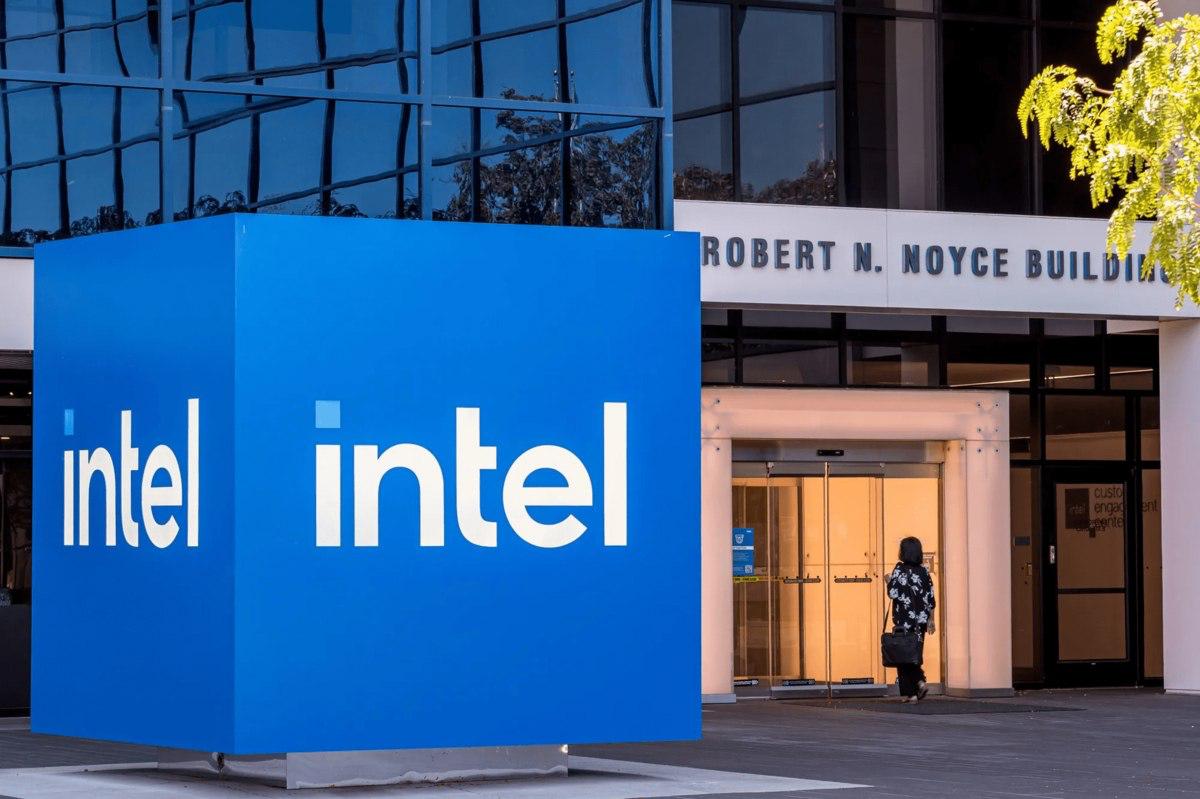 Акции Intel выросли на 9 после отчёта компания получила 4 1 млрд прибыли Это первая квартальная прибыль компании с 2023 года до этого она получала убытки Также Intel дала оптимистичный прогноз по выручке в четвёртом квартале от 12 8 млрд до 13 8 млрд