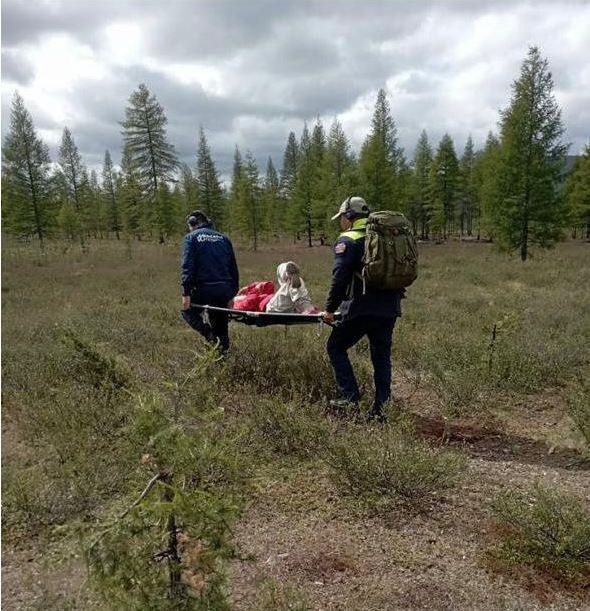 Якутские медики 5 дней пытались добраться до тяжелобольной девочки, чтобы спасти её  Семья ребёнка была в горах Сунтар-Хаята, труднодоступной местности Томпонского района Якутии, когда у неё появились сильные боли в бедре. Всего за пару дней больная нога онемела и опухла так, что девочка не могла не только ходить, но даже сесть на оленя, чтобы добраться до помощи. Передвигаться самой и вытерпеть дорогу она была не в состоянии.  На помощь пришли специалисты Республиканского центра медицины катастроф. Анестезиолог-реаниматолог Виктор Потапов и фельдшер Борис Емельянов смогли добраться до пациентки лишь через 5 суток после вызова.  Как сообщается на странице центра в соцсети ВКонтакте, причина — сложные погодные условия, которые не позволяли поднять вертолёт. Но всё это время медики были на связи с семьей пострадавшей.  Бригада была готова вылететь сразу, но не могла из-за низкой облачности в горах. Мы мониторили погоду каждый день, контролировали лечение ребёнка. Семья выходила на связь с нами благодаря спутниковой тарелке, но были дни, когда мы не могли дозвониться, — рассказала ЯСИА Марина Торонова, заведующая оперативно-диспетчерской службой центра медицины катастроф Якутии.  История спасения закончилась благополучно. Когда девочку наконец доставили в Национальный центр медицины Якутии, по словам врачей, её состояние стабилизировалось.  Источник фото: Медицина Катастроф  Якутск   «Доктор Питер». Доступно и достоверно о здоровье